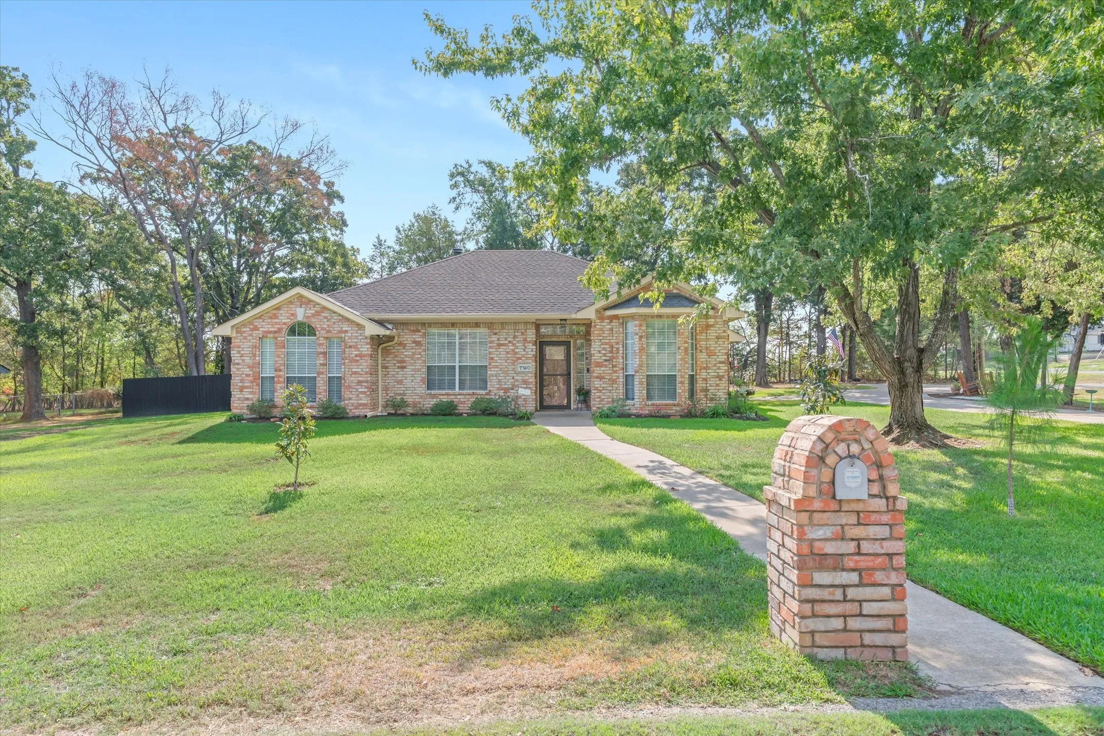 Single Family Residence For Sale in Van Zandt County , 2 Bentwood Circle, Canton, Texas 75103, 3 Bedroom, 3 Bathroom, 2 Garage spaces, 1,920 Sqft, built in 1996, mls#21396033, Real Estate Agent in Canton, Homes For Sale in Van Zandt county, Homes For Sale in Canton, Realtor in Canton Texas, Real Estate Brokerage Independent Realty Texas, Luminita Cordes Realtor