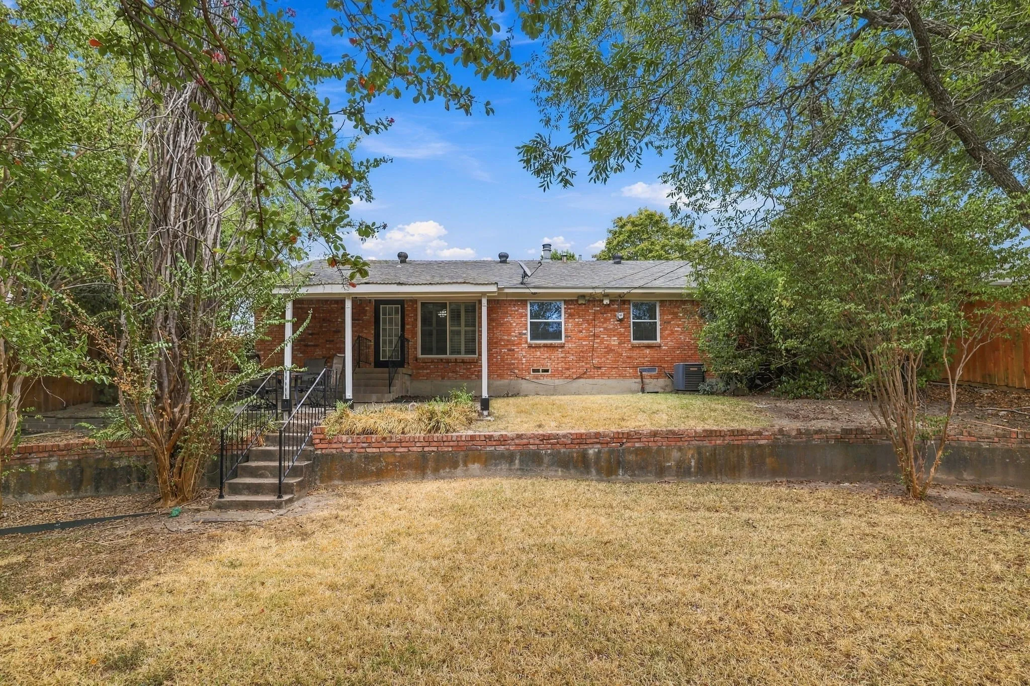 Single Family Residence For Sale in Dallas County , 11715 Rogue Way, Dallas, Texas 75218, 3 Bedroom, 2 Bathroom, 2 Garage spaces, 1,486 Sqft, built in 1960, mls#21398317, Real Estate Agent in Dallas, Homes For Sale in Dallas county, Homes For Sale in Dallas, Realtor in Dallas Texas, Real Estate Brokerage Independent Realty Texas, Luminita Cordes Realtor