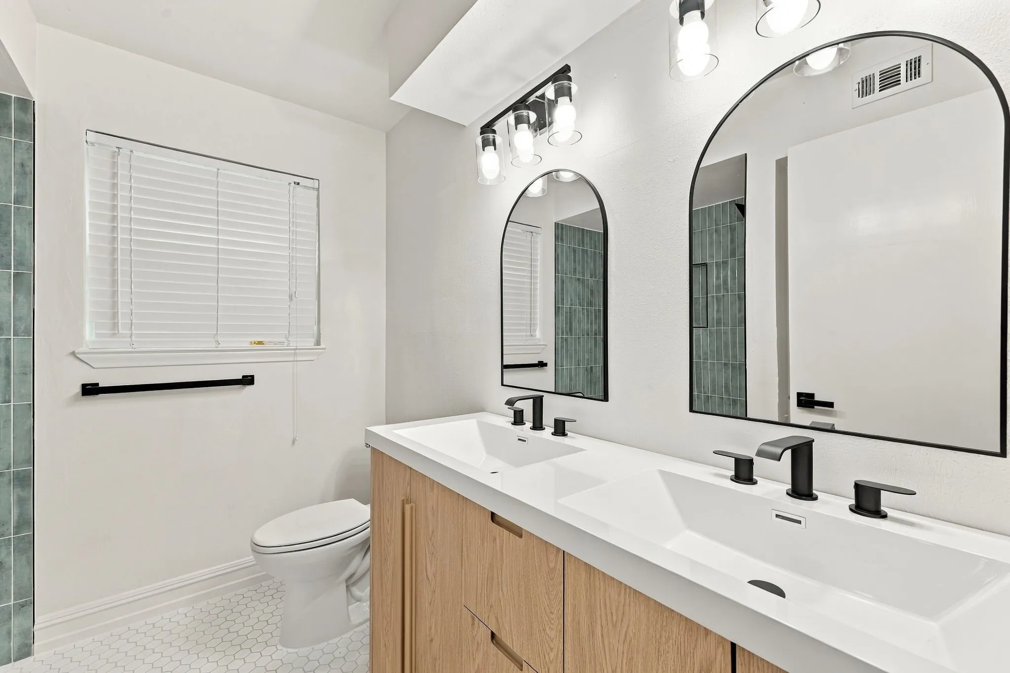 Single Family Residence For Sale in Dallas County , 11715 Rogue Way, Dallas, Texas 75218, 3 Bedroom, 2 Bathroom, 2 Garage spaces, 1,486 Sqft, built in 1960, mls#21398317, Real Estate Agent in Dallas, Homes For Sale in Dallas county, Homes For Sale in Dallas, Realtor in Dallas Texas, Real Estate Brokerage Independent Realty Texas, Luminita Cordes Realtor