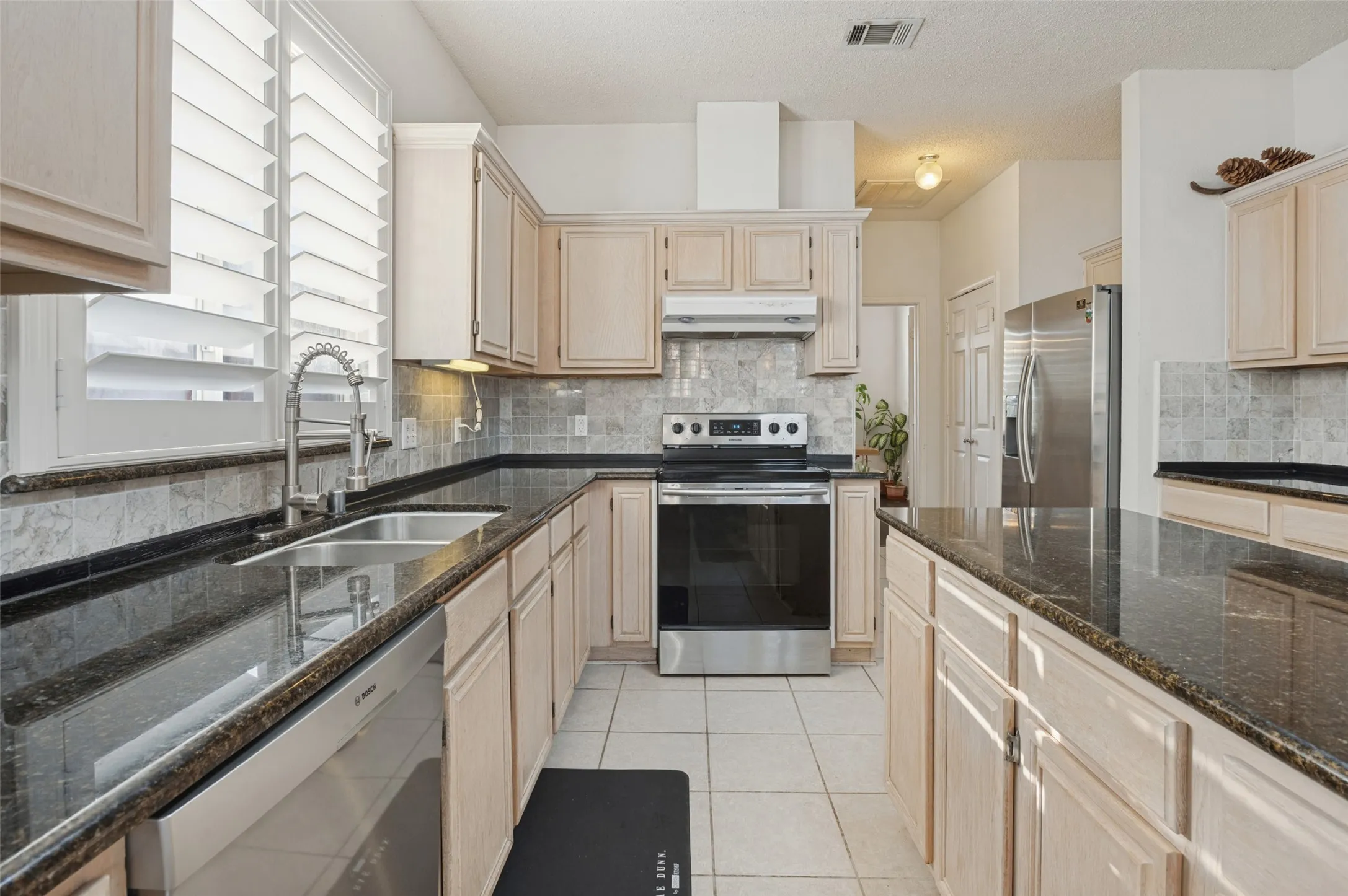 Single Family Residence For Sale in Denton County , 1381 Wentworth Drive, Lewisville, Texas 75067, 4 Bedroom, 3 Bathroom, 2 Garage spaces, 2,873 Sqft, built in 1994, mls#21388815, Real Estate Agent in Lewisville, Homes For Sale in Denton county, Homes For Sale in Lewisville, Realtor in Lewisville Texas, Real Estate Brokerage Independent Realty Texas, Luminita Cordes Realtor