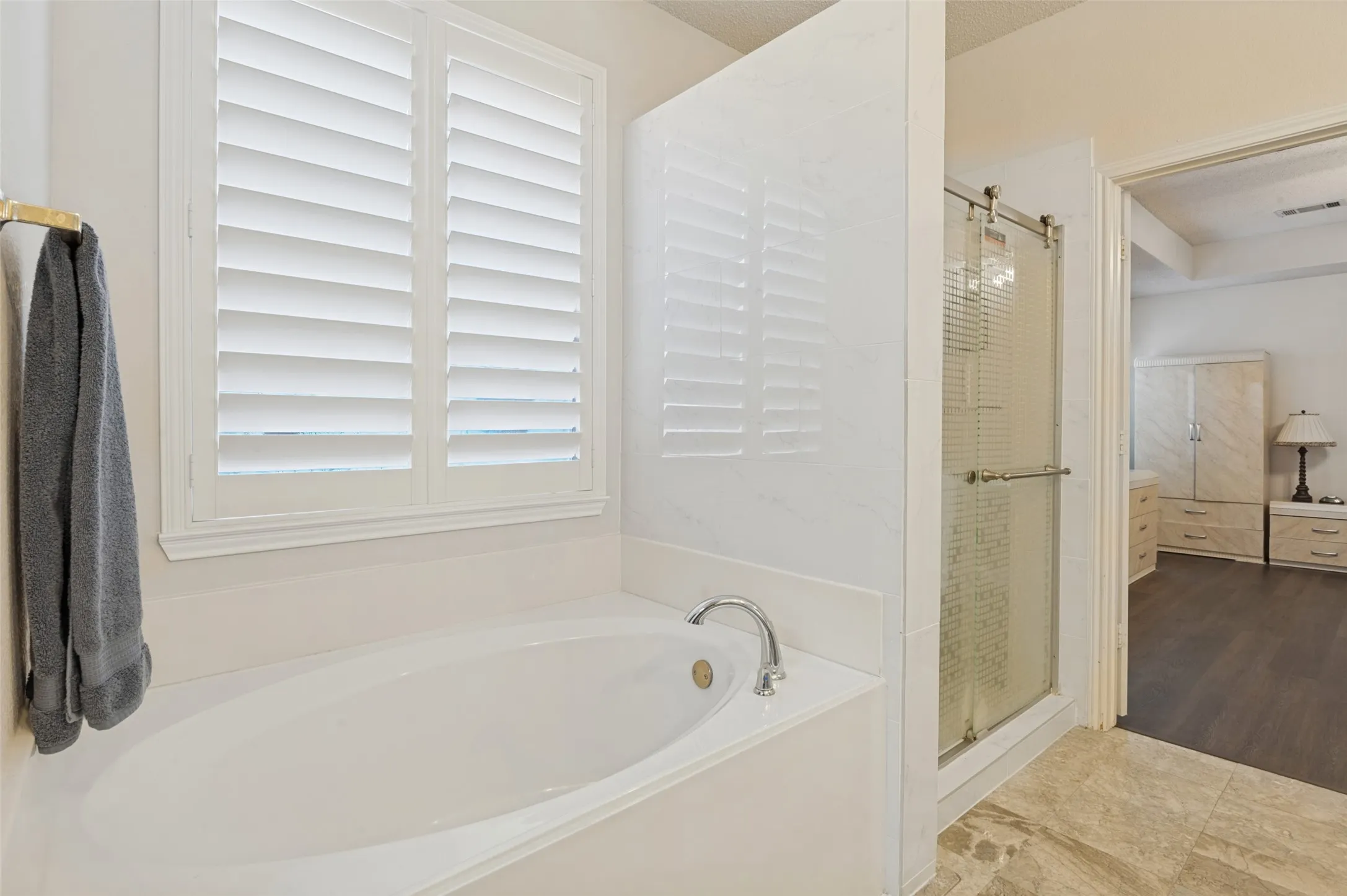 Single Family Residence For Sale in Denton County , 1381 Wentworth Drive, Lewisville, Texas 75067, 4 Bedroom, 3 Bathroom, 2 Garage spaces, 2,873 Sqft, built in 1994, mls#21388815, Real Estate Agent in Lewisville, Homes For Sale in Denton county, Homes For Sale in Lewisville, Realtor in Lewisville Texas, Real Estate Brokerage Independent Realty Texas, Luminita Cordes Realtor