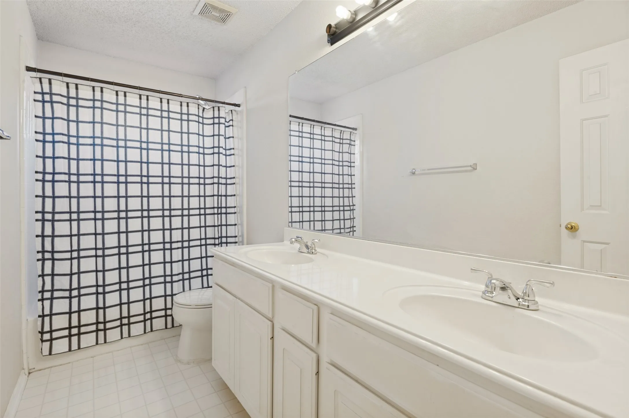 Single Family Residence For Sale in Denton County , 1381 Wentworth Drive, Lewisville, Texas 75067, 4 Bedroom, 3 Bathroom, 2 Garage spaces, 2,873 Sqft, built in 1994, mls#21388815, Real Estate Agent in Lewisville, Homes For Sale in Denton county, Homes For Sale in Lewisville, Realtor in Lewisville Texas, Real Estate Brokerage Independent Realty Texas, Luminita Cordes Realtor