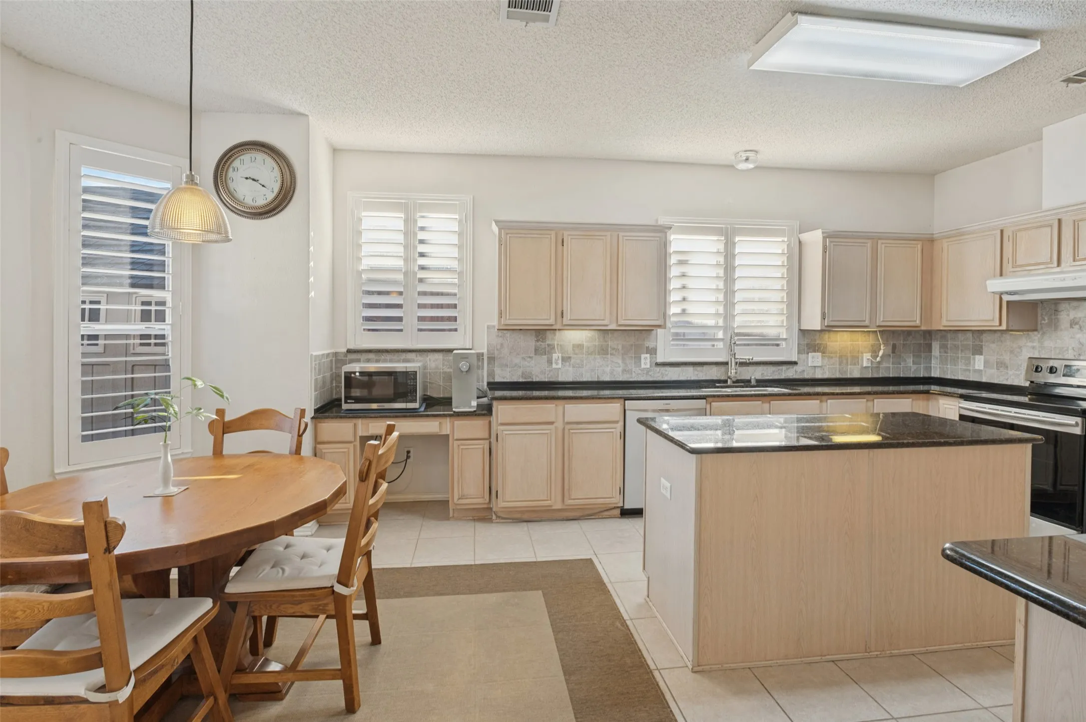 Single Family Residence For Sale in Denton County , 1381 Wentworth Drive, Lewisville, Texas 75067, 4 Bedroom, 3 Bathroom, 2 Garage spaces, 2,873 Sqft, built in 1994, mls#21388815, Real Estate Agent in Lewisville, Homes For Sale in Denton county, Homes For Sale in Lewisville, Realtor in Lewisville Texas, Real Estate Brokerage Independent Realty Texas, Luminita Cordes Realtor