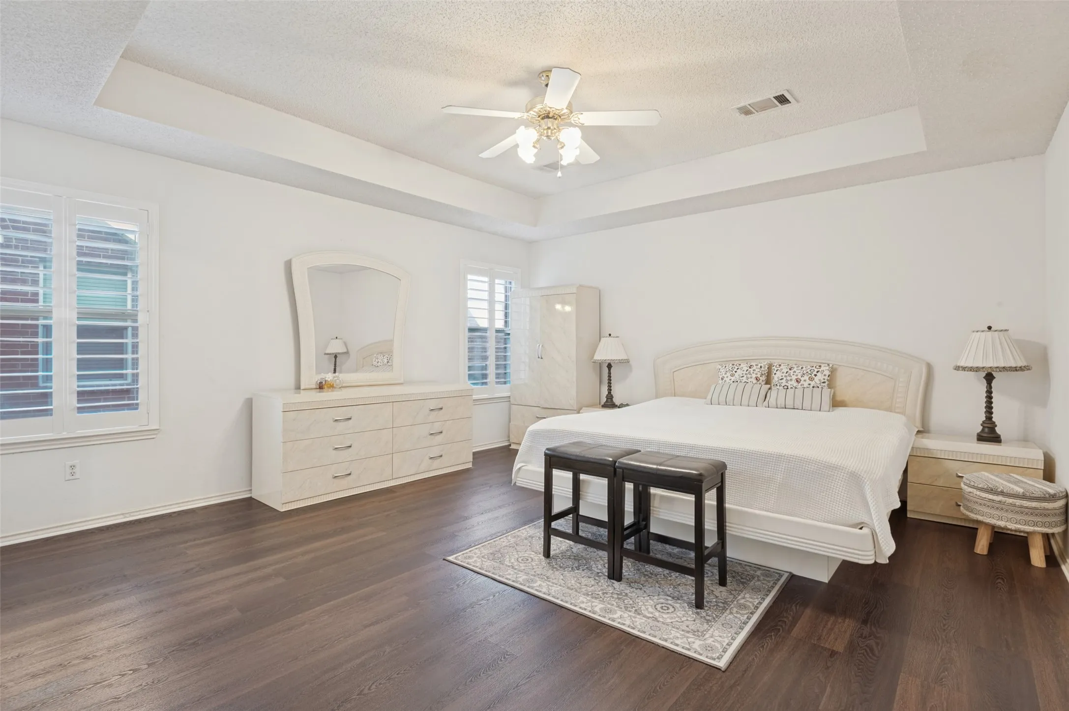 Single Family Residence For Sale in Denton County , 1381 Wentworth Drive, Lewisville, Texas 75067, 4 Bedroom, 3 Bathroom, 2 Garage spaces, 2,873 Sqft, built in 1994, mls#21388815, Real Estate Agent in Lewisville, Homes For Sale in Denton county, Homes For Sale in Lewisville, Realtor in Lewisville Texas, Real Estate Brokerage Independent Realty Texas, Luminita Cordes Realtor