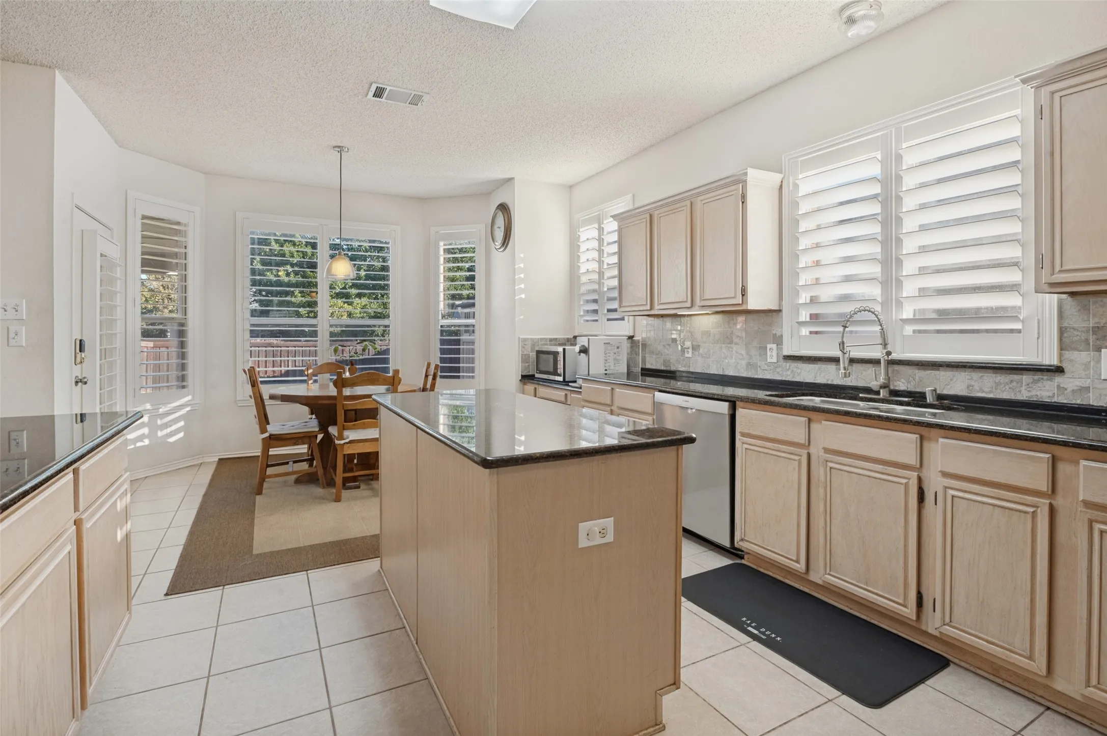 Single Family Residence For Sale in Denton County , 1381 Wentworth Drive, Lewisville, Texas 75067, 4 Bedroom, 3 Bathroom, 2 Garage spaces, 2,873 Sqft, built in 1994, mls#21388815, Real Estate Agent in Lewisville, Homes For Sale in Denton county, Homes For Sale in Lewisville, Realtor in Lewisville Texas, Real Estate Brokerage Independent Realty Texas, Luminita Cordes Realtor