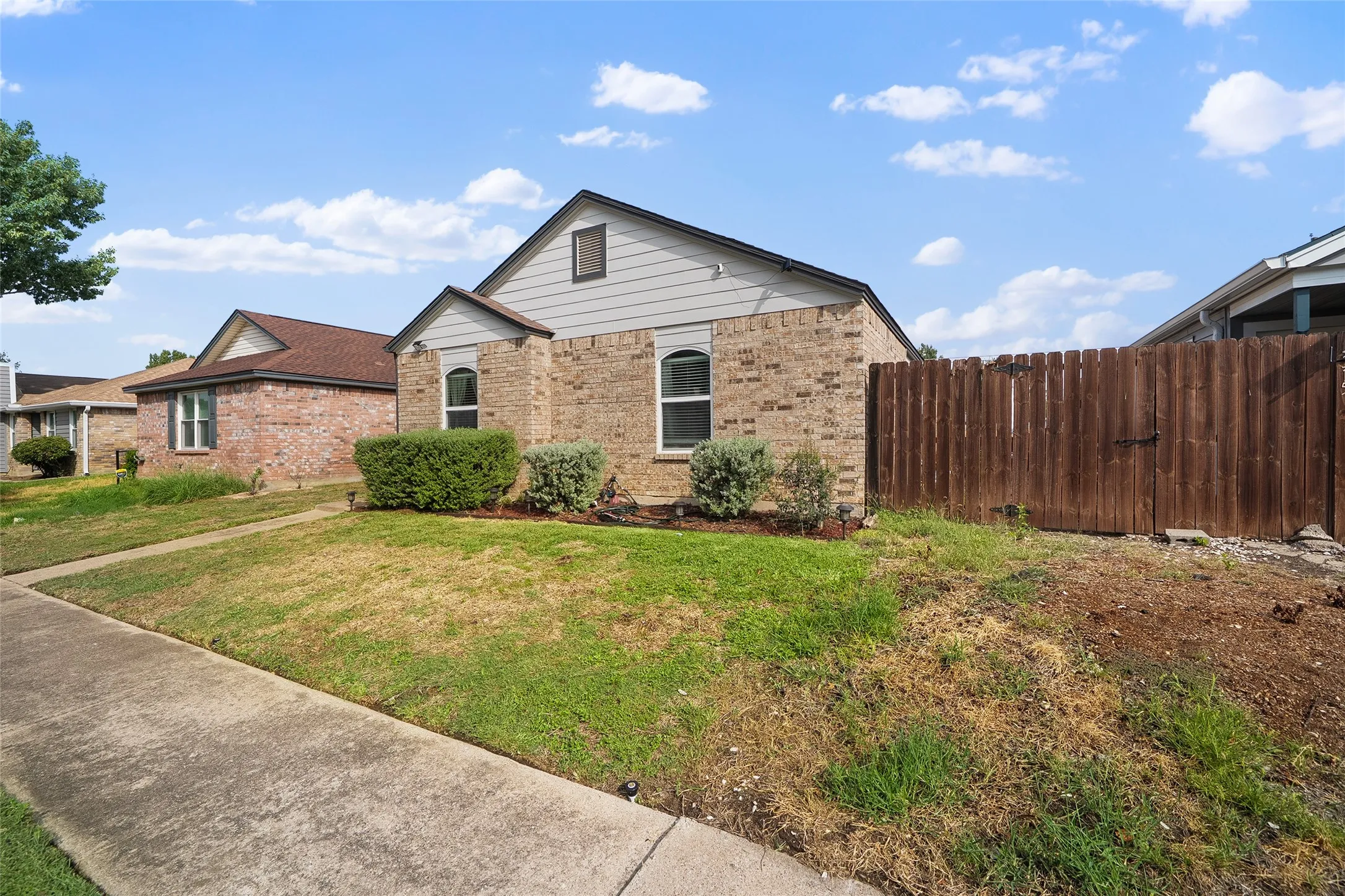 Single Family Residence For Sale in Dallas County , 2313 Markland Street, Irving, Texas 75060, 3 Bedroom, 2 Bathroom, 1 Garage spaces, 1,206 Sqft, built in 1986, mls#21397253, Real Estate Agent in Irving, Homes For Sale in Dallas county, Homes For Sale in Irving, Realtor in Irving Texas, Real Estate Brokerage Independent Realty Texas, Luminita Cordes Realtor