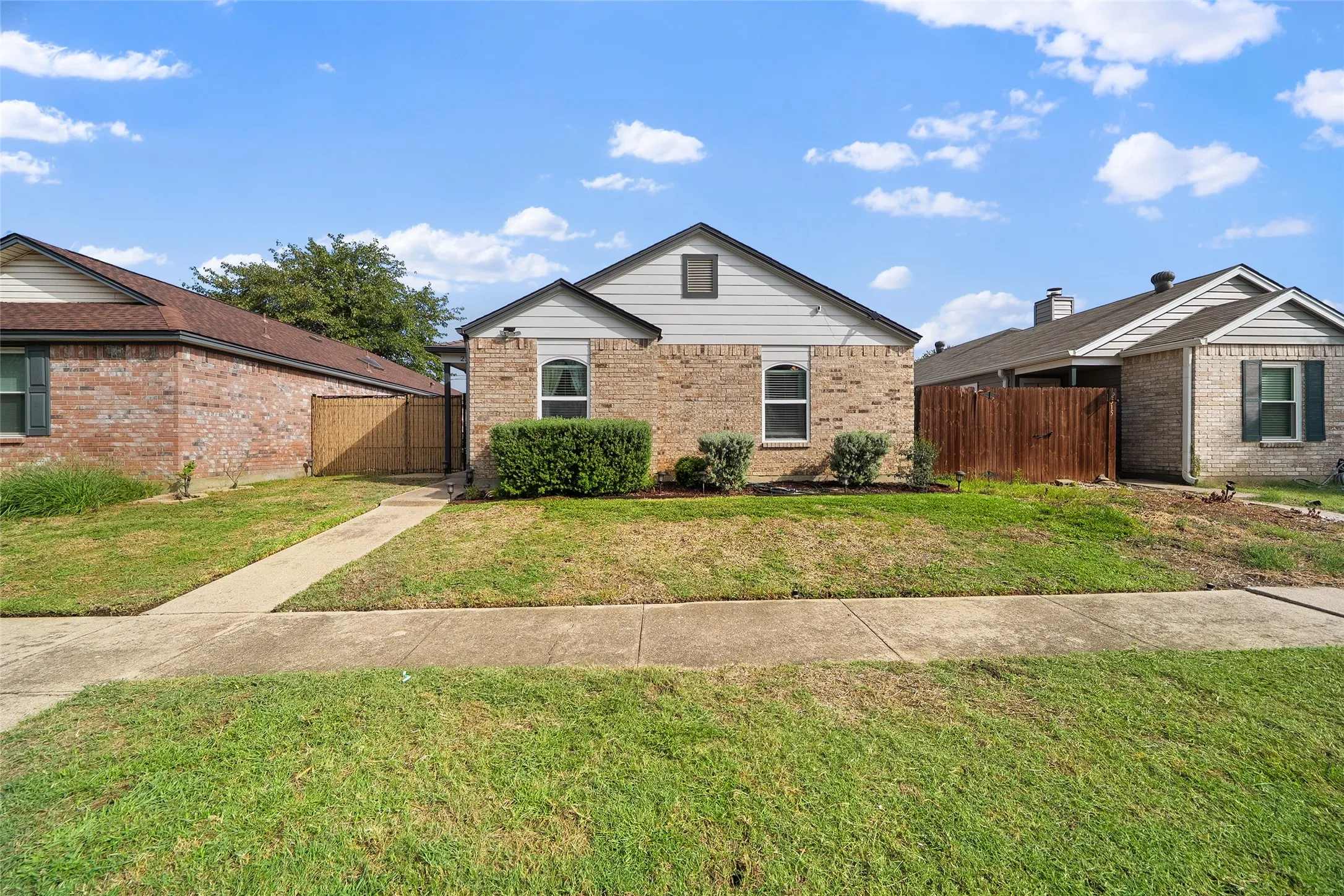 Single Family Residence For Sale in Dallas County , 2313 Markland Street, Irving, Texas 75060, 3 Bedroom, 2 Bathroom, 1 Garage spaces, 1,206 Sqft, built in 1986, mls#21397253, Real Estate Agent in Irving, Homes For Sale in Dallas county, Homes For Sale in Irving, Realtor in Irving Texas, Real Estate Brokerage Independent Realty Texas, Luminita Cordes Realtor