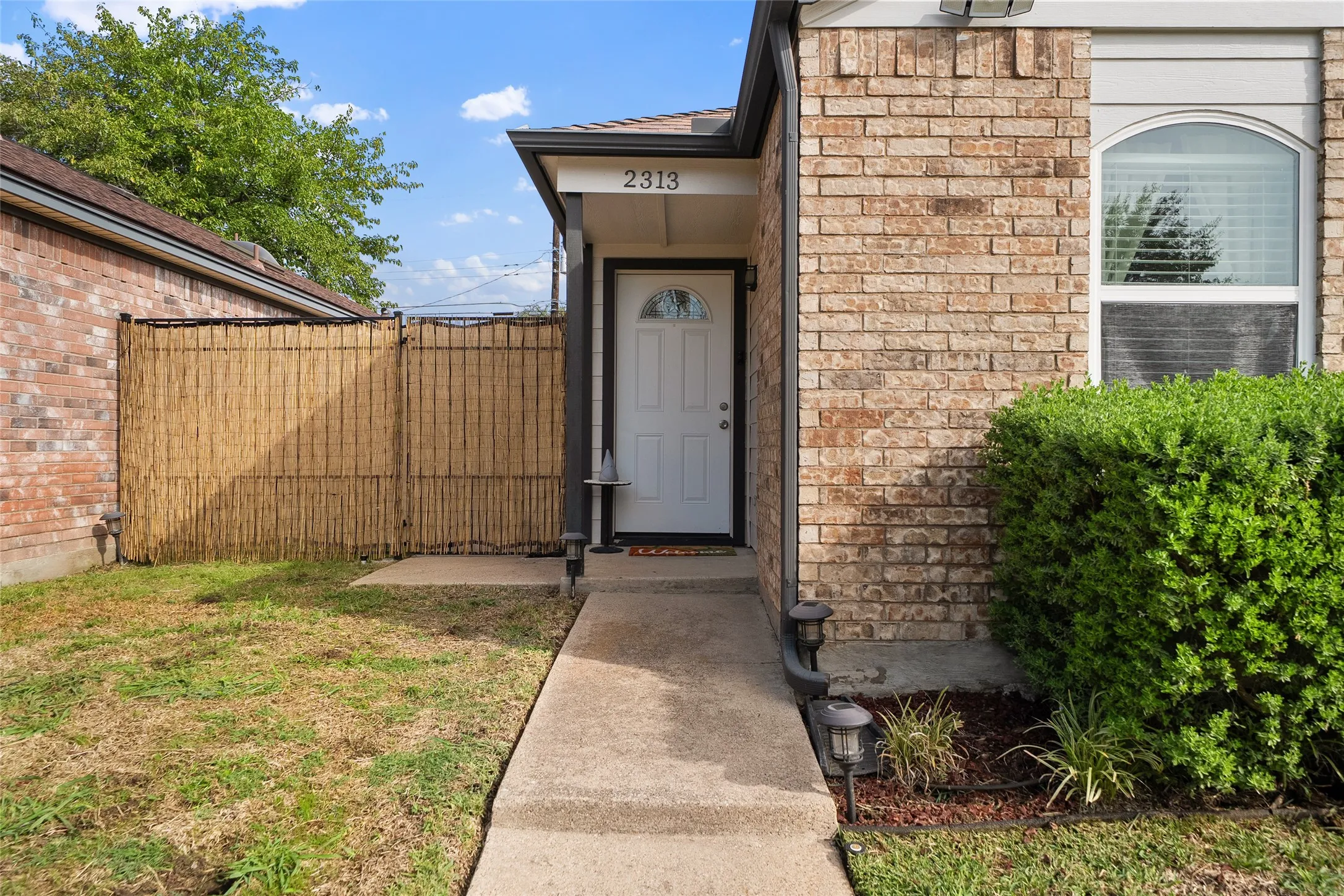 Single Family Residence For Sale in Dallas County , 2313 Markland Street, Irving, Texas 75060, 3 Bedroom, 2 Bathroom, 1 Garage spaces, 1,206 Sqft, built in 1986, mls#21397253, Real Estate Agent in Irving, Homes For Sale in Dallas county, Homes For Sale in Irving, Realtor in Irving Texas, Real Estate Brokerage Independent Realty Texas, Luminita Cordes Realtor