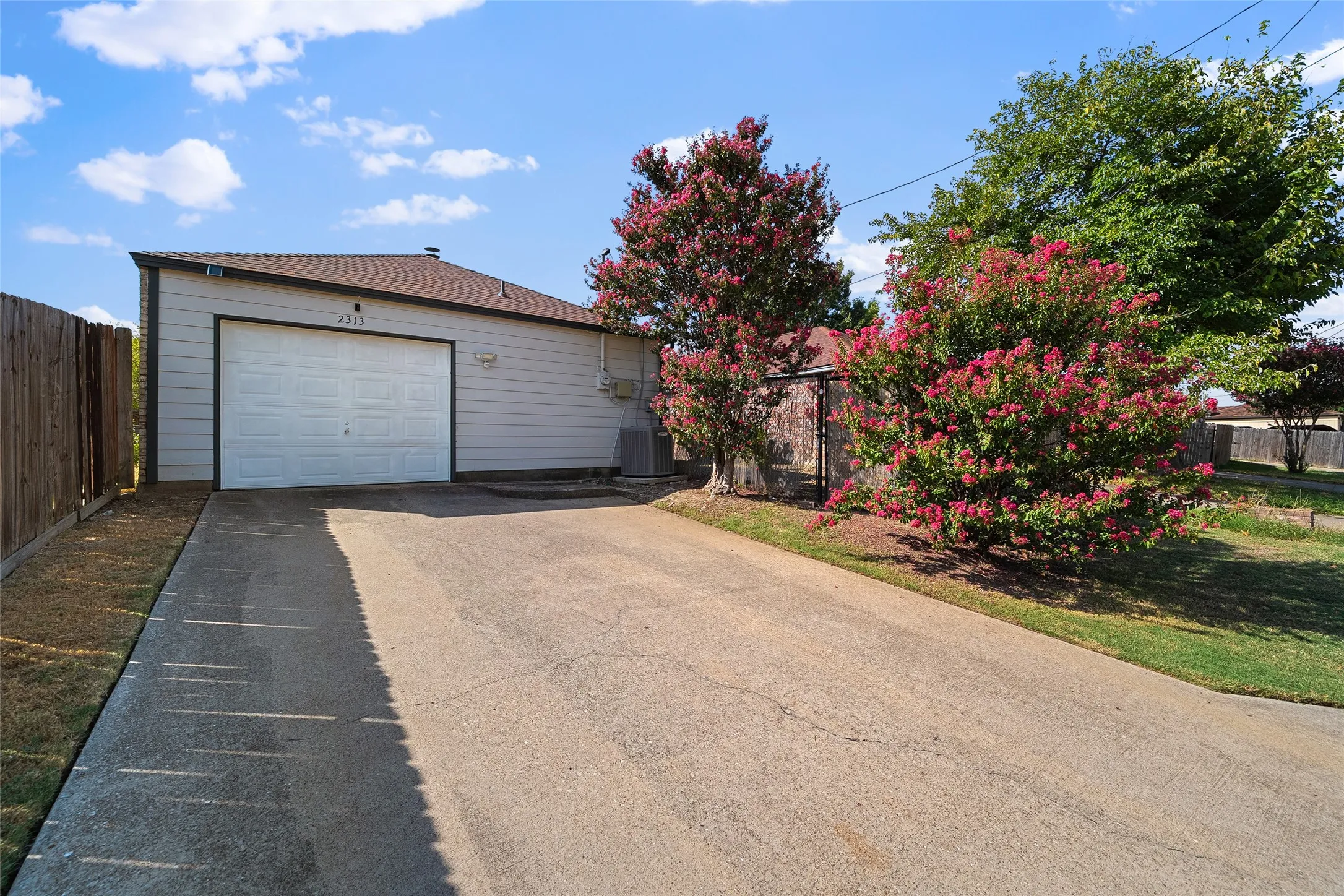 Single Family Residence For Sale in Dallas County , 2313 Markland Street, Irving, Texas 75060, 3 Bedroom, 2 Bathroom, 1 Garage spaces, 1,206 Sqft, built in 1986, mls#21397253, Real Estate Agent in Irving, Homes For Sale in Dallas county, Homes For Sale in Irving, Realtor in Irving Texas, Real Estate Brokerage Independent Realty Texas, Luminita Cordes Realtor