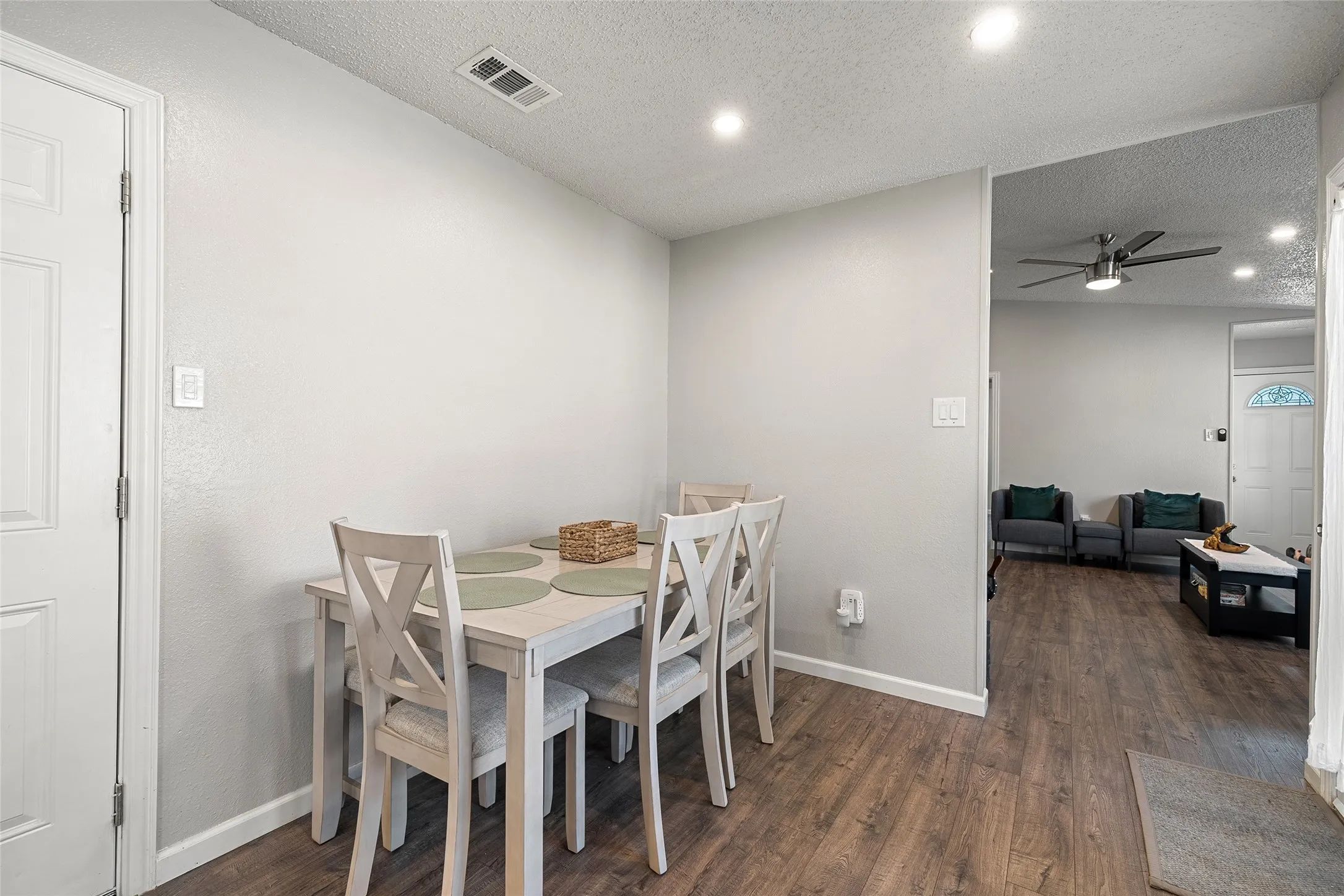 Single Family Residence For Sale in Dallas County , 2313 Markland Street, Irving, Texas 75060, 3 Bedroom, 2 Bathroom, 1 Garage spaces, 1,206 Sqft, built in 1986, mls#21397253, Real Estate Agent in Irving, Homes For Sale in Dallas county, Homes For Sale in Irving, Realtor in Irving Texas, Real Estate Brokerage Independent Realty Texas, Luminita Cordes Realtor