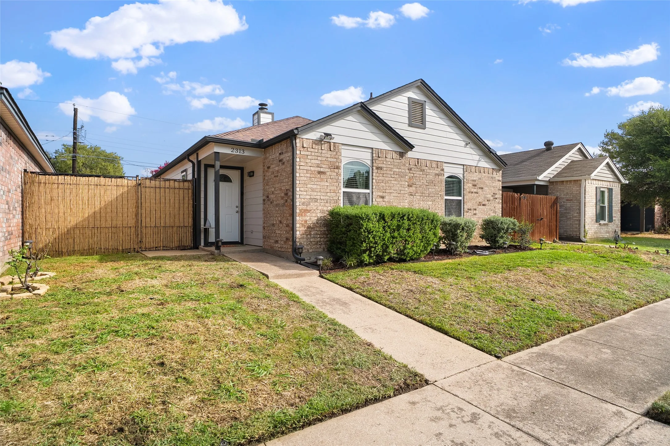 Single Family Residence For Sale in Dallas County , 2313 Markland Street, Irving, Texas 75060, 3 Bedroom, 2 Bathroom, 1 Garage spaces, 1,206 Sqft, built in 1986, mls#21397253, Real Estate Agent in Irving, Homes For Sale in Dallas county, Homes For Sale in Irving, Realtor in Irving Texas, Real Estate Brokerage Independent Realty Texas, Luminita Cordes Realtor