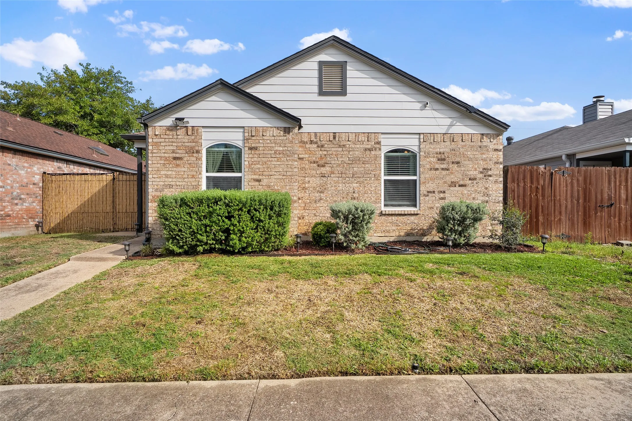 Single Family Residence For Sale in Dallas County , 2313 Markland Street, Irving, Texas 75060, 3 Bedroom, 2 Bathroom, 1 Garage spaces, 1,206 Sqft, built in 1986, mls#21397253, Real Estate Agent in Irving, Homes For Sale in Dallas county, Homes For Sale in Irving, Realtor in Irving Texas, Real Estate Brokerage Independent Realty Texas, Luminita Cordes Realtor