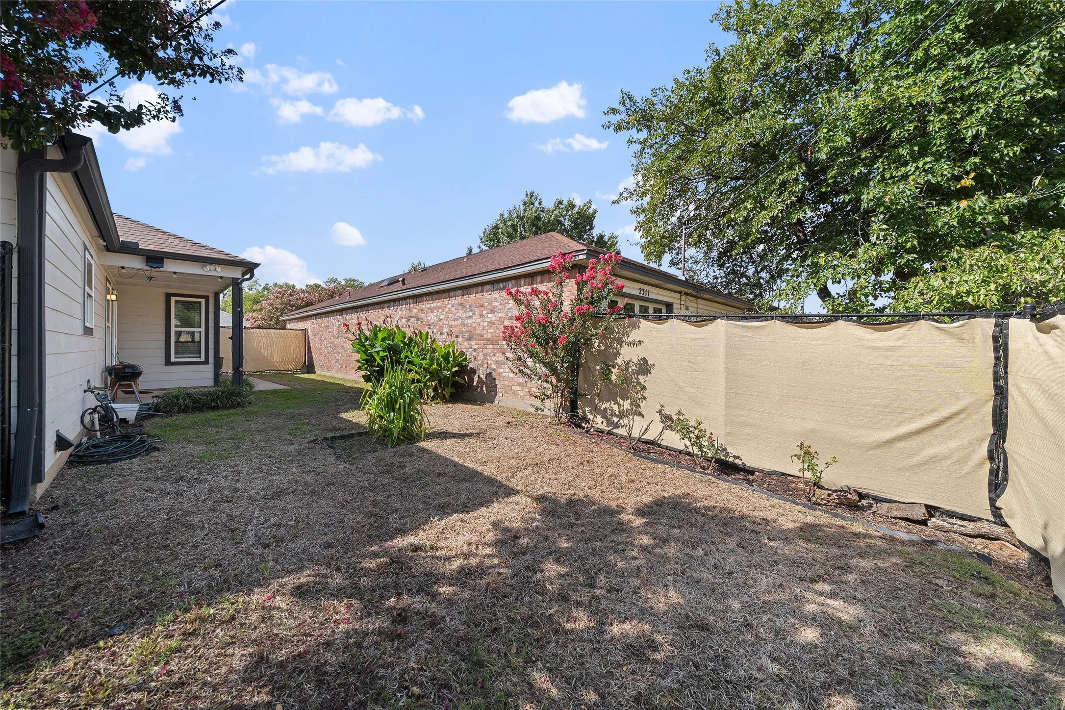 Single Family Residence For Sale in Dallas County , 2313 Markland Street, Irving, Texas 75060, 3 Bedroom, 2 Bathroom, 1 Garage spaces, 1,206 Sqft, built in 1986, mls#21397253, Real Estate Agent in Irving, Homes For Sale in Dallas county, Homes For Sale in Irving, Realtor in Irving Texas, Real Estate Brokerage Independent Realty Texas, Luminita Cordes Realtor