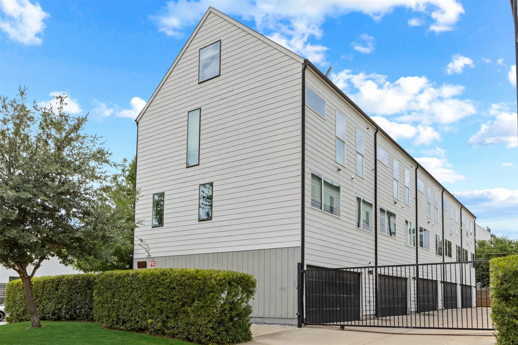 Condominium For Sale in Dallas County , 1430 Grigsby Avenue 103, Dallas, Texas 75204, 2 Bedroom, 3 Bathroom, 2 Garage spaces, 1,558 Sqft, built in 2017, mls#21398761, Real Estate Agent in Dallas, Homes For Sale in Dallas county, Homes For Sale in Dallas, Realtor in Dallas Texas, Real Estate Brokerage Independent Realty Texas, Luminita Cordes Realtor