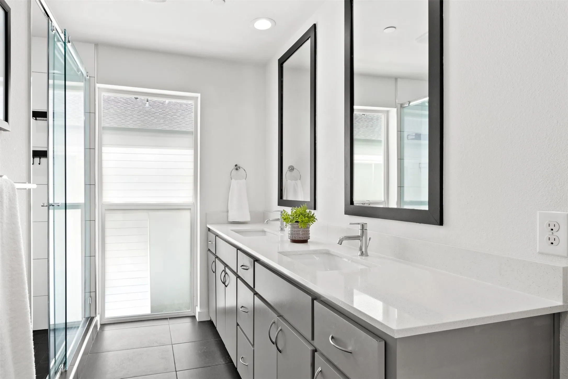 Condominium For Sale in Dallas County , 1430 Grigsby Avenue 103, Dallas, Texas 75204, 2 Bedroom, 3 Bathroom, 2 Garage spaces, 1,558 Sqft, built in 2017, mls#21398761, Real Estate Agent in Dallas, Homes For Sale in Dallas county, Homes For Sale in Dallas, Realtor in Dallas Texas, Real Estate Brokerage Independent Realty Texas, Luminita Cordes Realtor