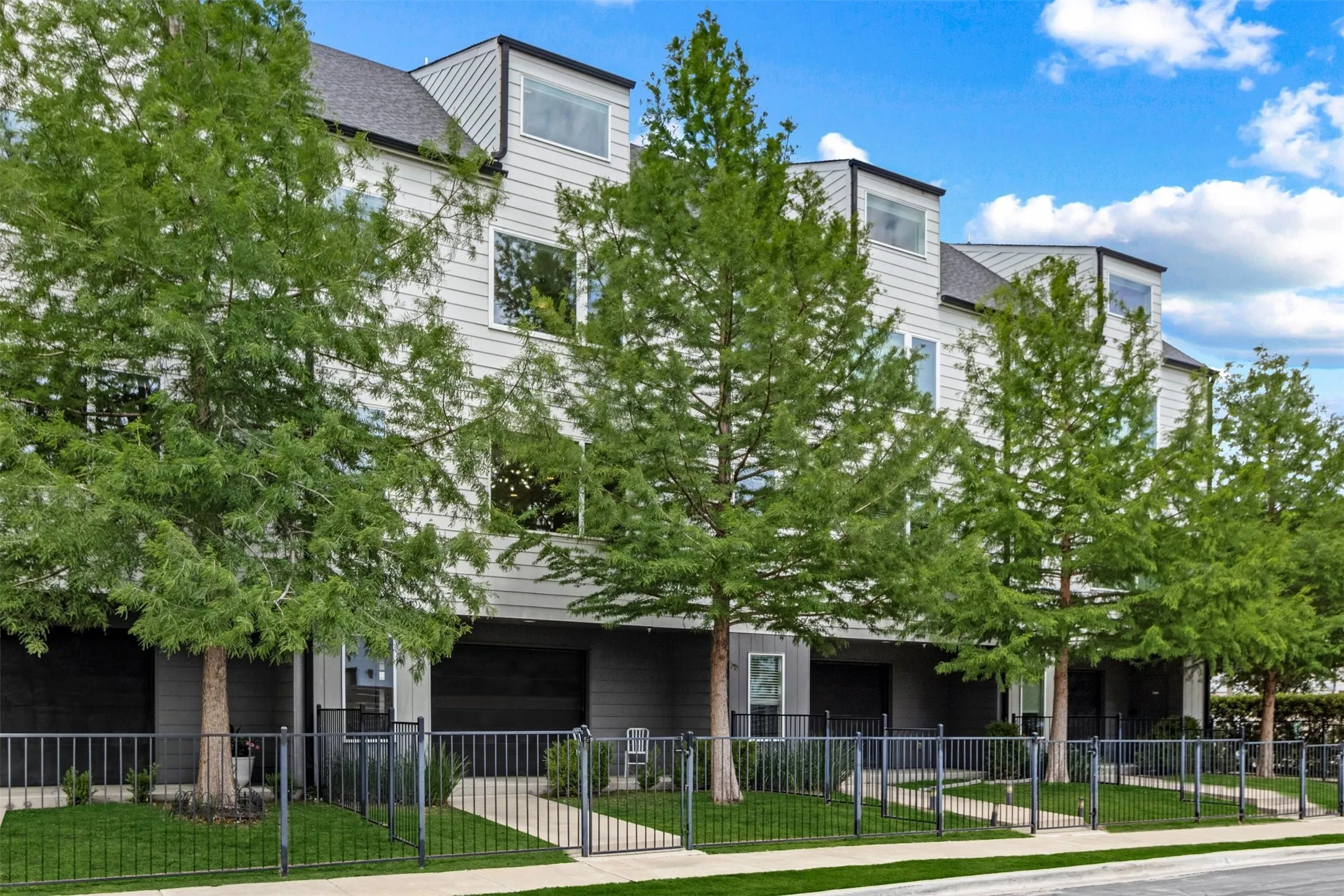 Condominium For Sale in Dallas County , 1430 Grigsby Avenue 103, Dallas, Texas 75204, 2 Bedroom, 3 Bathroom, 2 Garage spaces, 1,558 Sqft, built in 2017, mls#21398761, Real Estate Agent in Dallas, Homes For Sale in Dallas county, Homes For Sale in Dallas, Realtor in Dallas Texas, Real Estate Brokerage Independent Realty Texas, Luminita Cordes Realtor