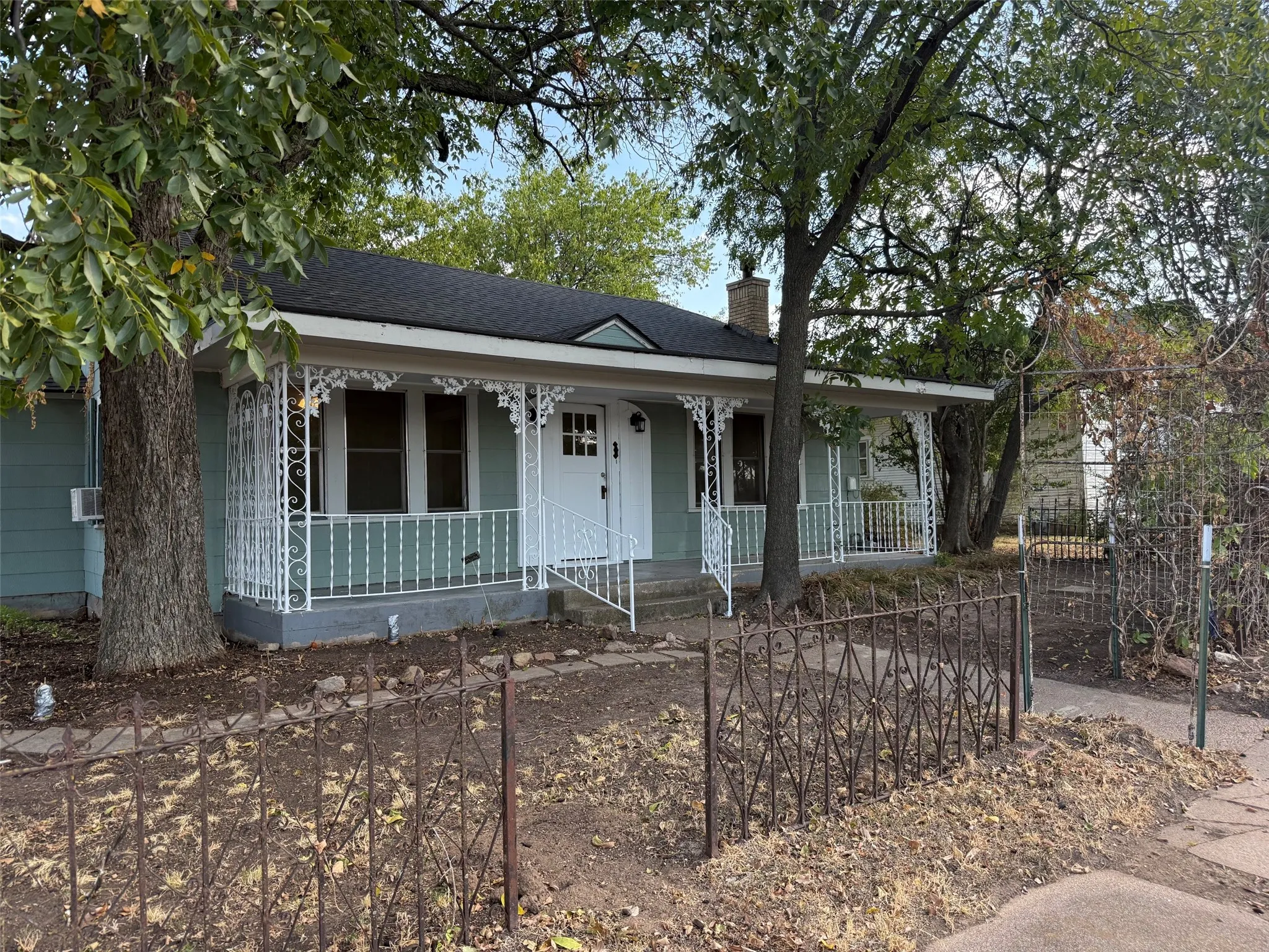 Apartment For Sale in Montague County , 213 Rock Street, Bowie, Texas 76230, 2 Bedroom, 1 Bathroom, Garage spaces, 1,675 Sqft, built in 1934, mls#21398767, Real Estate Agent in Bowie, Homes For Sale in Montague county, Homes For Sale in Bowie, Realtor in Bowie Texas, Real Estate Brokerage Independent Realty Texas, Luminita Cordes Realtor