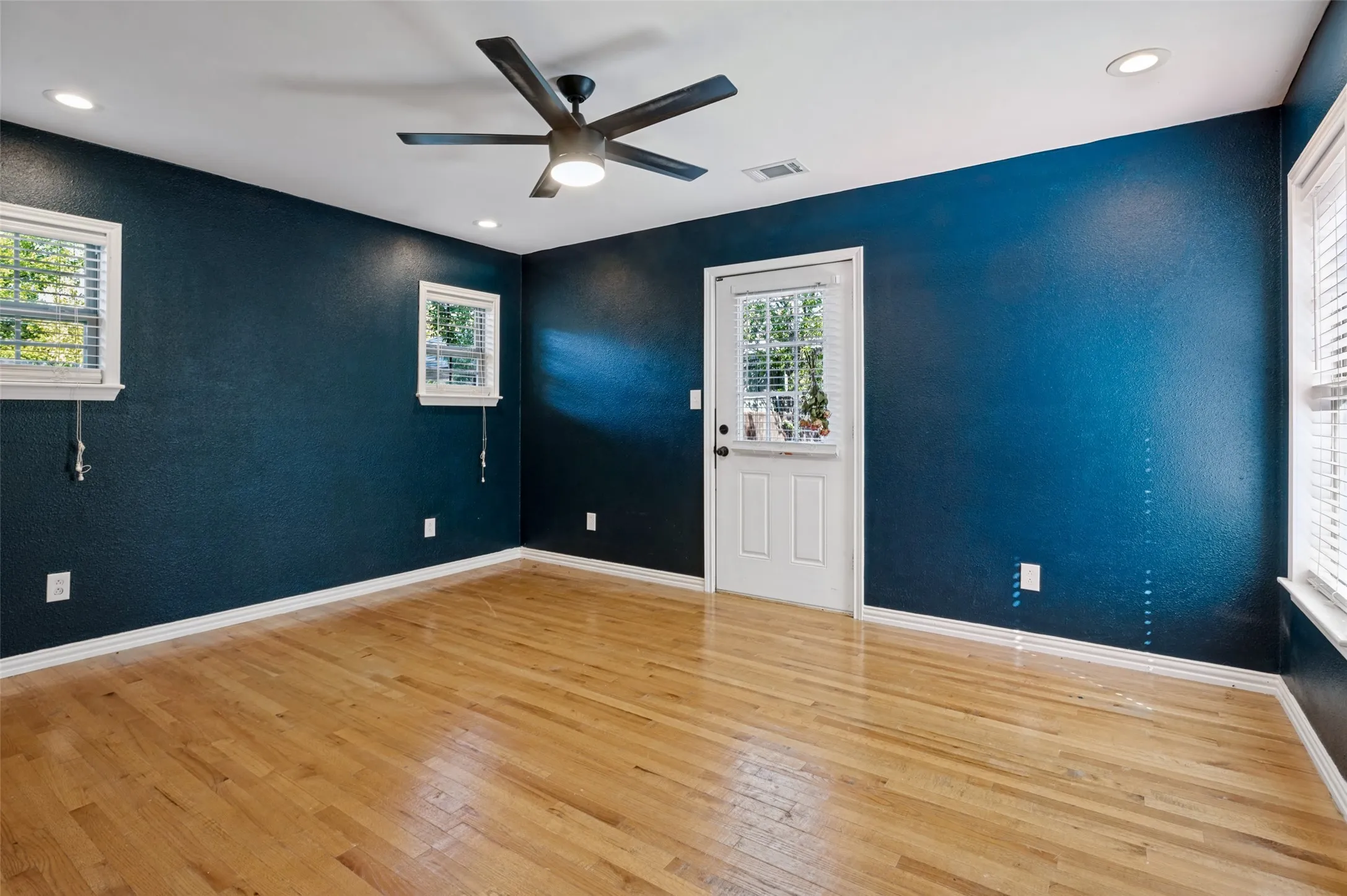 Single Family Residence For Rent in Dallas County , 2219 Carnes Street, Dallas, Texas 75208, 3 Bedroom, 2 Bathroom, 2 Garage spaces, 1,392 Sqft, built in 1940, mls#21392089, Real Estate Agent in Dallas, Homes For Rent in Dallas county, Homes For Rent in Dallas, Realtor in Dallas Texas, Real Estate Brokerage Independent Realty Texas, Luminita Cordes Realtor