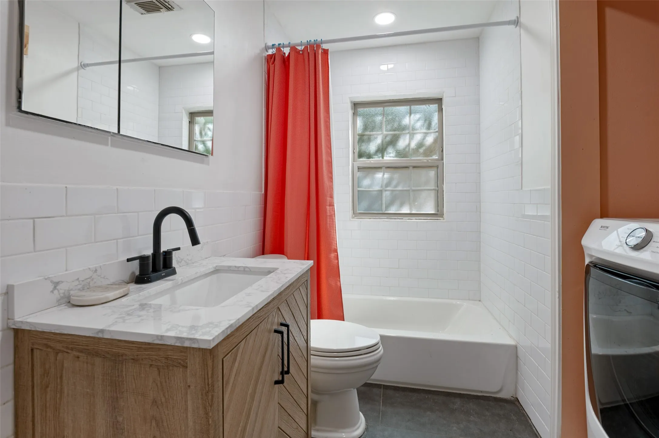 Single Family Residence For Rent in Dallas County , 2219 Carnes Street, Dallas, Texas 75208, 3 Bedroom, 2 Bathroom, 2 Garage spaces, 1,392 Sqft, built in 1940, mls#21392089, Real Estate Agent in Dallas, Homes For Rent in Dallas county, Homes For Rent in Dallas, Realtor in Dallas Texas, Real Estate Brokerage Independent Realty Texas, Luminita Cordes Realtor