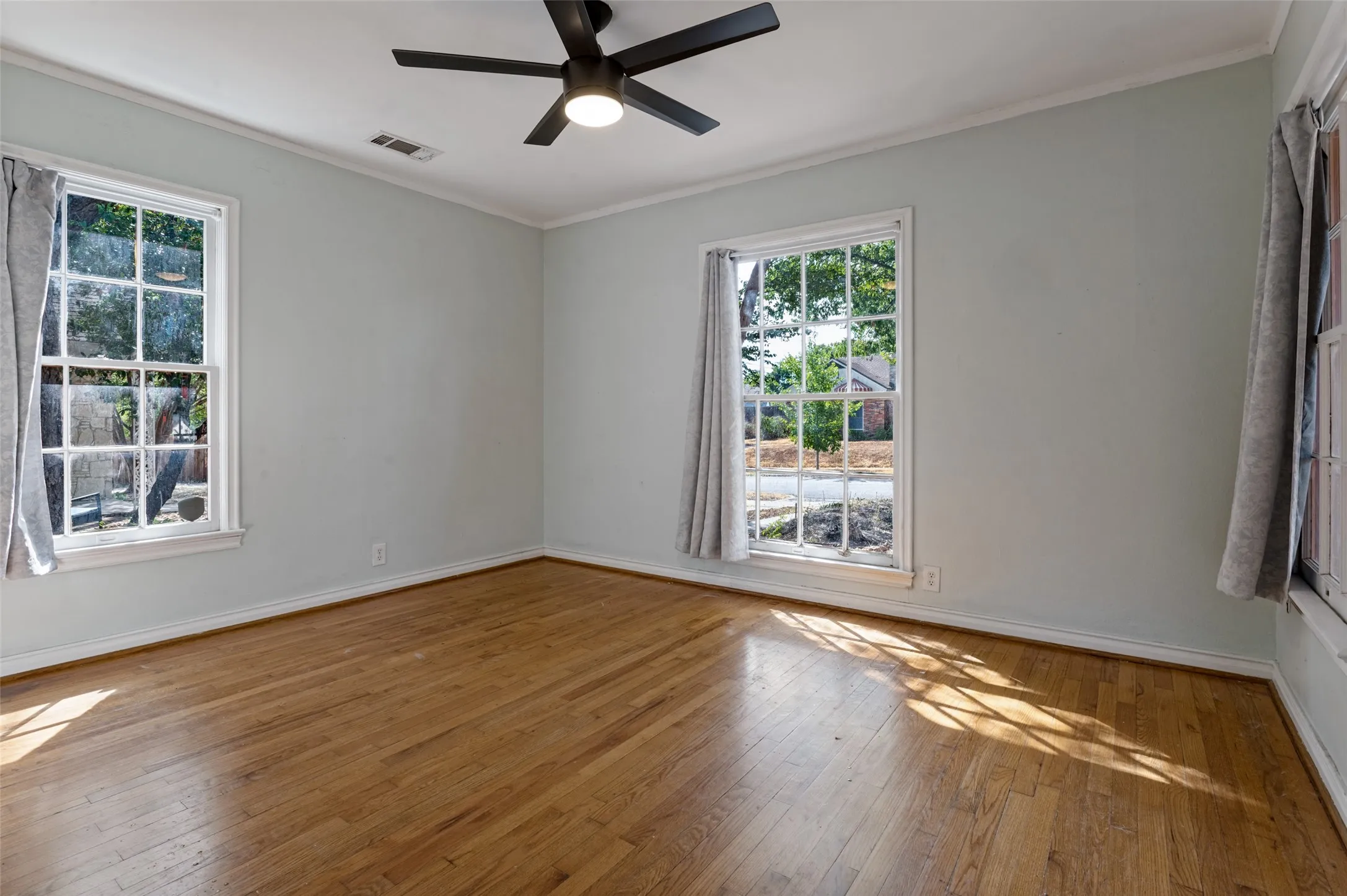 Single Family Residence For Rent in Dallas County , 2219 Carnes Street, Dallas, Texas 75208, 3 Bedroom, 2 Bathroom, 2 Garage spaces, 1,392 Sqft, built in 1940, mls#21392089, Real Estate Agent in Dallas, Homes For Rent in Dallas county, Homes For Rent in Dallas, Realtor in Dallas Texas, Real Estate Brokerage Independent Realty Texas, Luminita Cordes Realtor