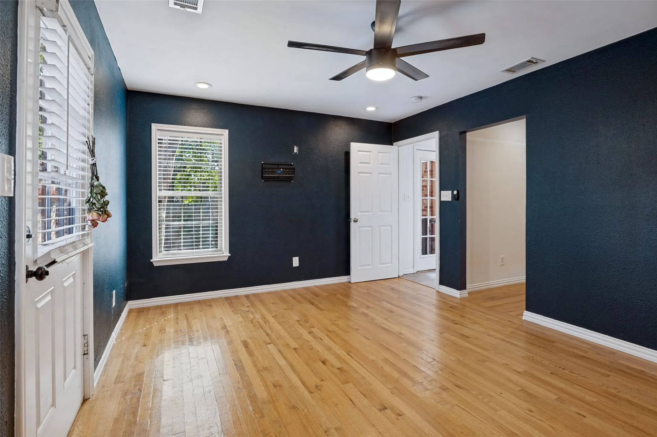 Single Family Residence For Rent in Dallas County , 2219 Carnes Street, Dallas, Texas 75208, 3 Bedroom, 2 Bathroom, 2 Garage spaces, 1,392 Sqft, built in 1940, mls#21392089, Real Estate Agent in Dallas, Homes For Rent in Dallas county, Homes For Rent in Dallas, Realtor in Dallas Texas, Real Estate Brokerage Independent Realty Texas, Luminita Cordes Realtor