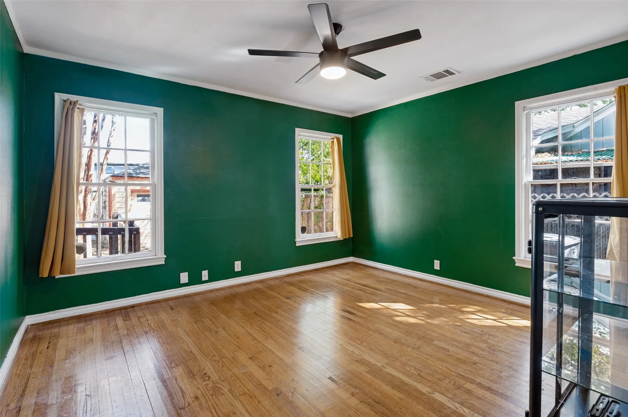 Single Family Residence For Rent in Dallas County , 2219 Carnes Street, Dallas, Texas 75208, 3 Bedroom, 2 Bathroom, 2 Garage spaces, 1,392 Sqft, built in 1940, mls#21392089, Real Estate Agent in Dallas, Homes For Rent in Dallas county, Homes For Rent in Dallas, Realtor in Dallas Texas, Real Estate Brokerage Independent Realty Texas, Luminita Cordes Realtor