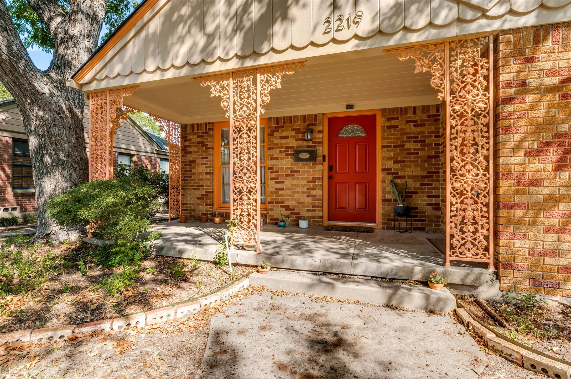 Single Family Residence For Rent in Dallas County , 2219 Carnes Street, Dallas, Texas 75208, 3 Bedroom, 2 Bathroom, 2 Garage spaces, 1,392 Sqft, built in 1940, mls#21392089, Real Estate Agent in Dallas, Homes For Rent in Dallas county, Homes For Rent in Dallas, Realtor in Dallas Texas, Real Estate Brokerage Independent Realty Texas, Luminita Cordes Realtor