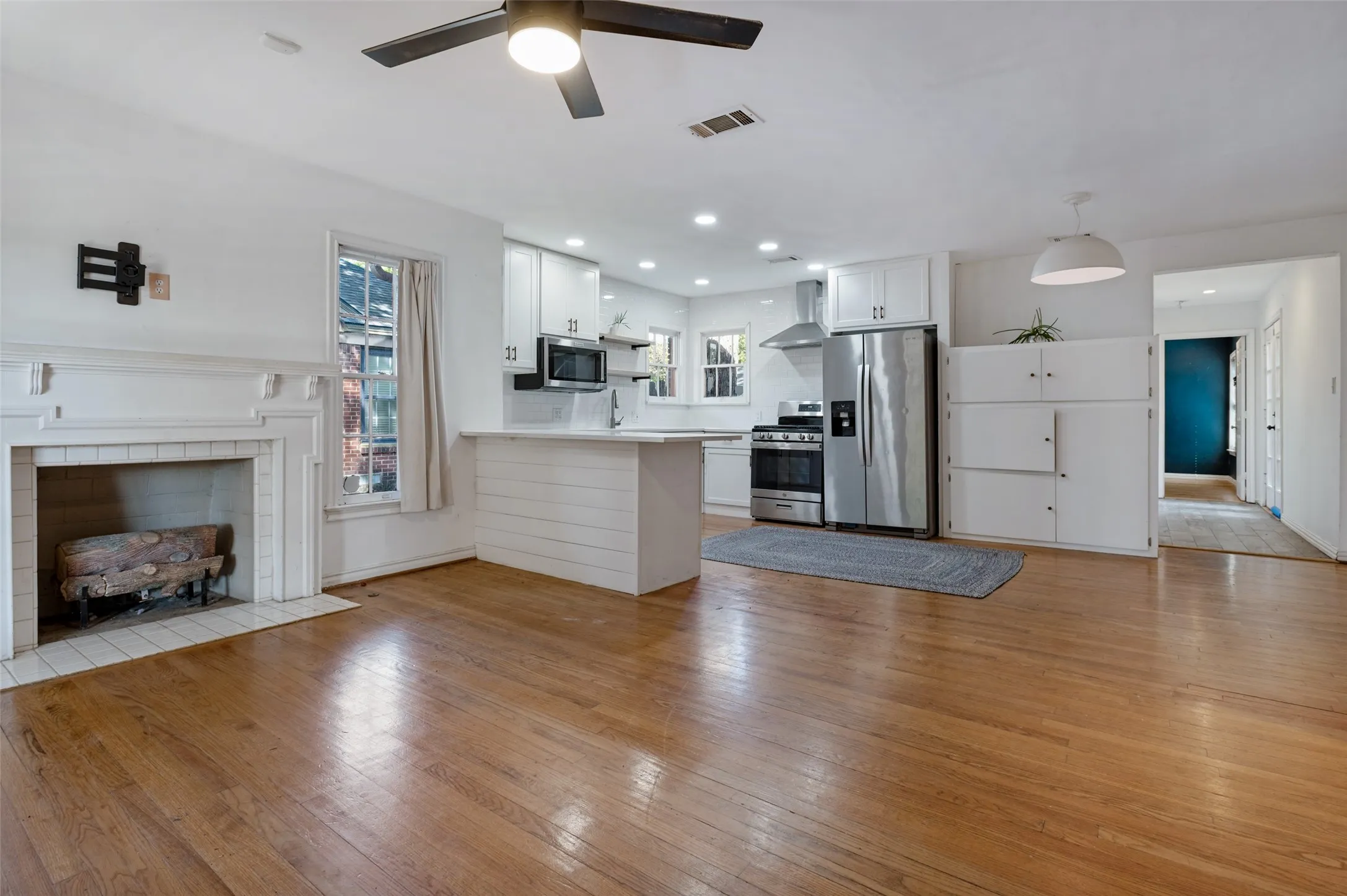 Single Family Residence For Rent in Dallas County , 2219 Carnes Street, Dallas, Texas 75208, 3 Bedroom, 2 Bathroom, 2 Garage spaces, 1,392 Sqft, built in 1940, mls#21392089, Real Estate Agent in Dallas, Homes For Rent in Dallas county, Homes For Rent in Dallas, Realtor in Dallas Texas, Real Estate Brokerage Independent Realty Texas, Luminita Cordes Realtor