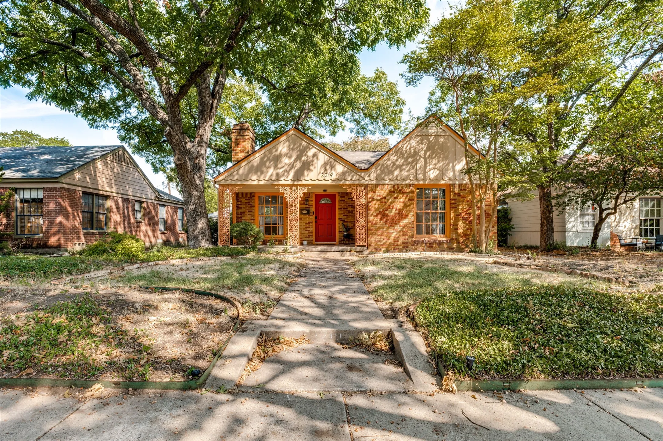 Single Family Residence For Rent in Dallas County , 2219 Carnes Street, Dallas, Texas 75208, 3 Bedroom, 2 Bathroom, 2 Garage spaces, 1,392 Sqft, built in 1940, mls#21392089, Real Estate Agent in Dallas, Homes For Rent in Dallas county, Homes For Rent in Dallas, Realtor in Dallas Texas, Real Estate Brokerage Independent Realty Texas, Luminita Cordes Realtor