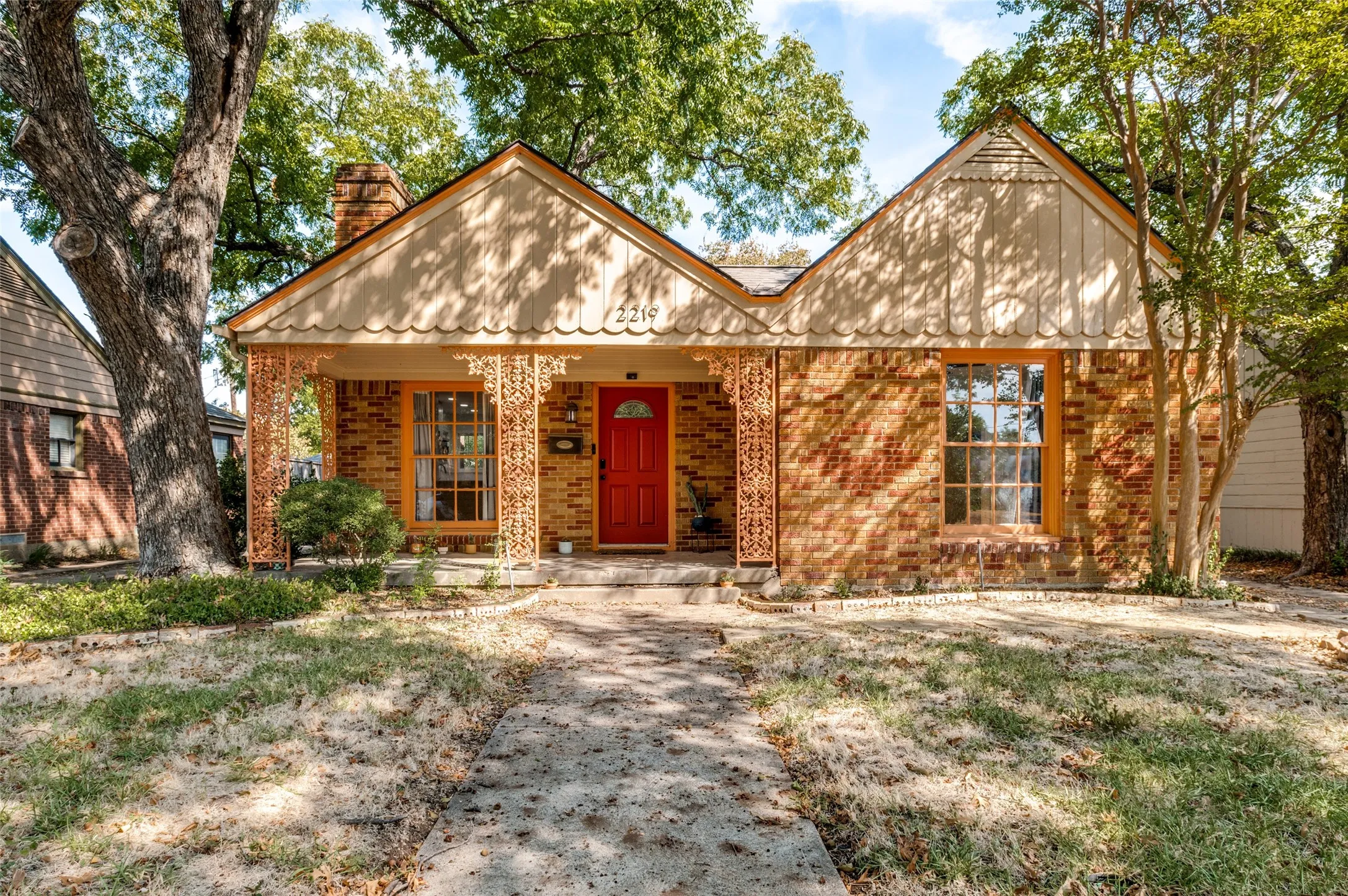 Single Family Residence For Rent in Dallas County , 2219 Carnes Street, Dallas, Texas 75208, 3 Bedroom, 2 Bathroom, 2 Garage spaces, 1,392 Sqft, built in 1940, mls#21392089, Real Estate Agent in Dallas, Homes For Rent in Dallas county, Homes For Rent in Dallas, Realtor in Dallas Texas, Real Estate Brokerage Independent Realty Texas, Luminita Cordes Realtor