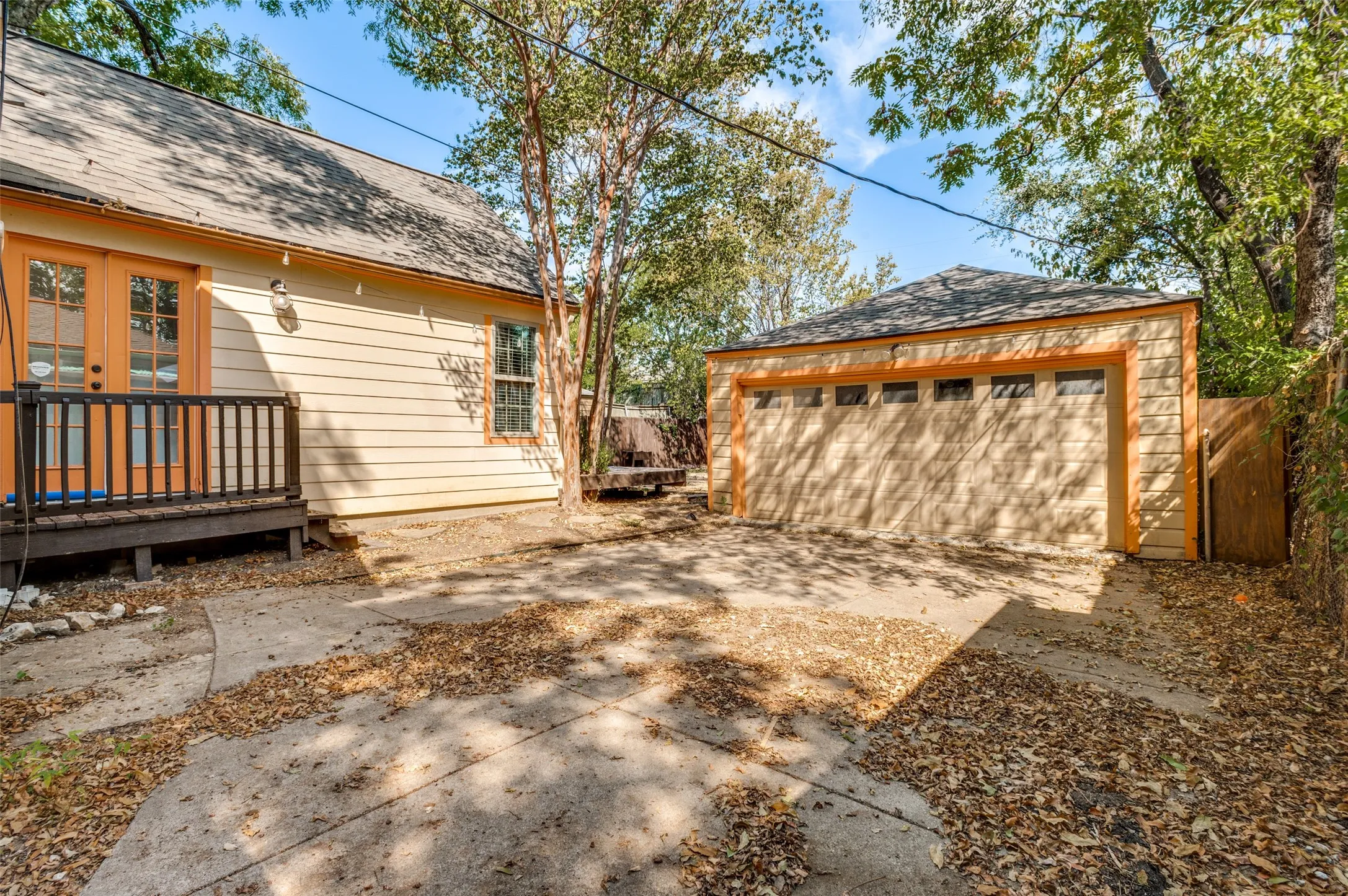 Single Family Residence For Rent in Dallas County , 2219 Carnes Street, Dallas, Texas 75208, 3 Bedroom, 2 Bathroom, 2 Garage spaces, 1,392 Sqft, built in 1940, mls#21392089, Real Estate Agent in Dallas, Homes For Rent in Dallas county, Homes For Rent in Dallas, Realtor in Dallas Texas, Real Estate Brokerage Independent Realty Texas, Luminita Cordes Realtor