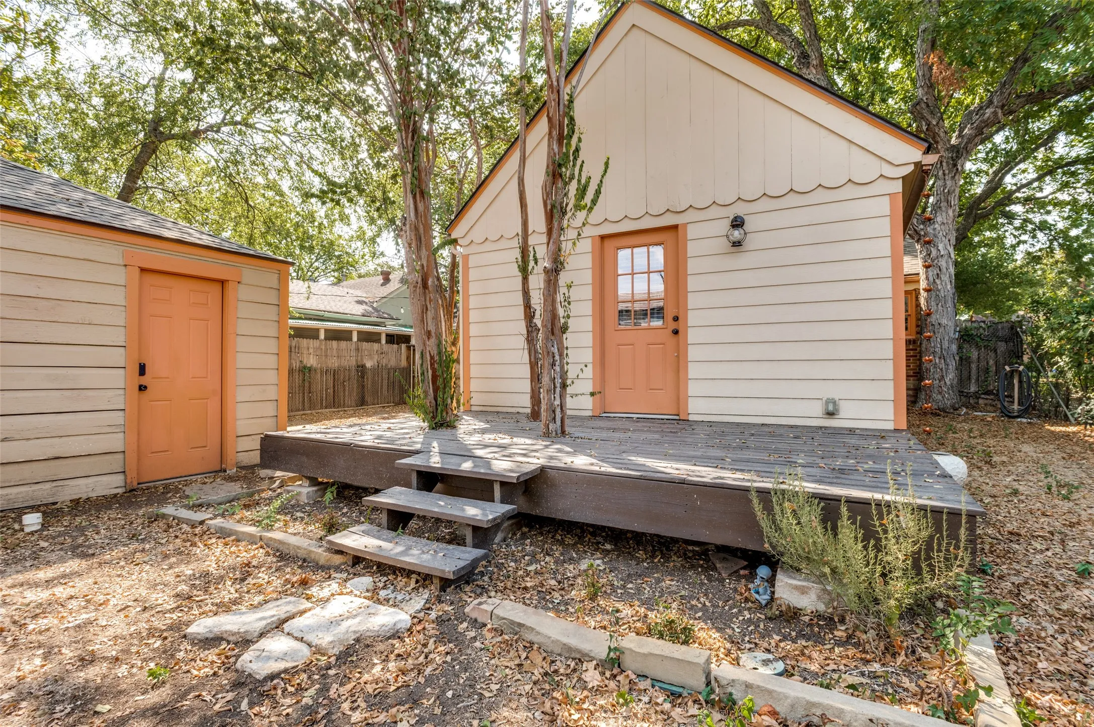 Single Family Residence For Rent in Dallas County , 2219 Carnes Street, Dallas, Texas 75208, 3 Bedroom, 2 Bathroom, 2 Garage spaces, 1,392 Sqft, built in 1940, mls#21392089, Real Estate Agent in Dallas, Homes For Rent in Dallas county, Homes For Rent in Dallas, Realtor in Dallas Texas, Real Estate Brokerage Independent Realty Texas, Luminita Cordes Realtor