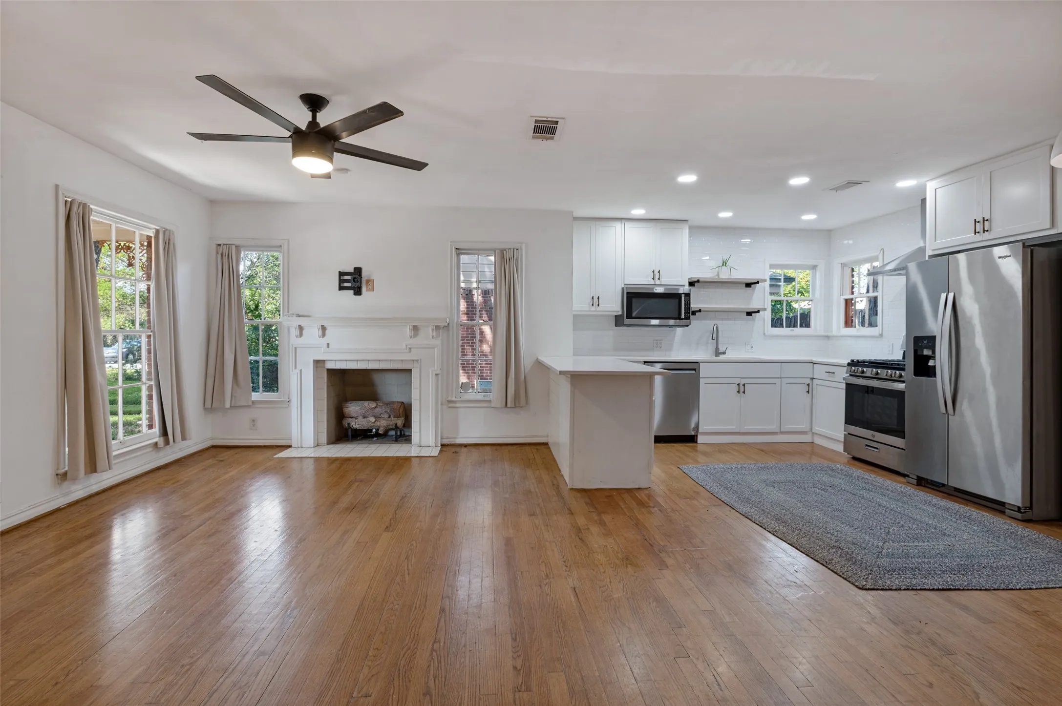 Single Family Residence For Rent in Dallas County , 2219 Carnes Street, Dallas, Texas 75208, 3 Bedroom, 2 Bathroom, 2 Garage spaces, 1,392 Sqft, built in 1940, mls#21392089, Real Estate Agent in Dallas, Homes For Rent in Dallas county, Homes For Rent in Dallas, Realtor in Dallas Texas, Real Estate Brokerage Independent Realty Texas, Luminita Cordes Realtor