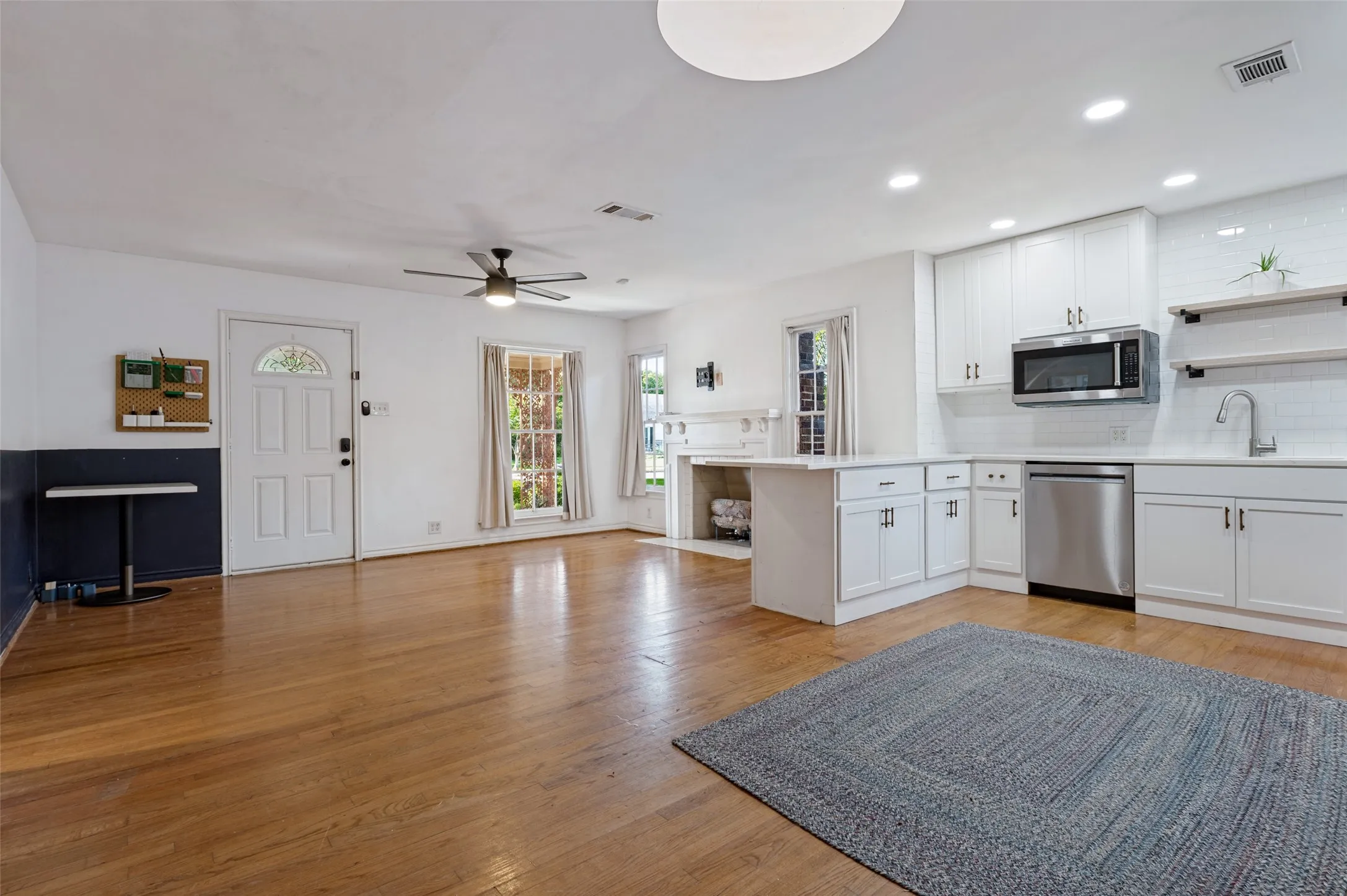 Single Family Residence For Rent in Dallas County , 2219 Carnes Street, Dallas, Texas 75208, 3 Bedroom, 2 Bathroom, 2 Garage spaces, 1,392 Sqft, built in 1940, mls#21392089, Real Estate Agent in Dallas, Homes For Rent in Dallas county, Homes For Rent in Dallas, Realtor in Dallas Texas, Real Estate Brokerage Independent Realty Texas, Luminita Cordes Realtor
