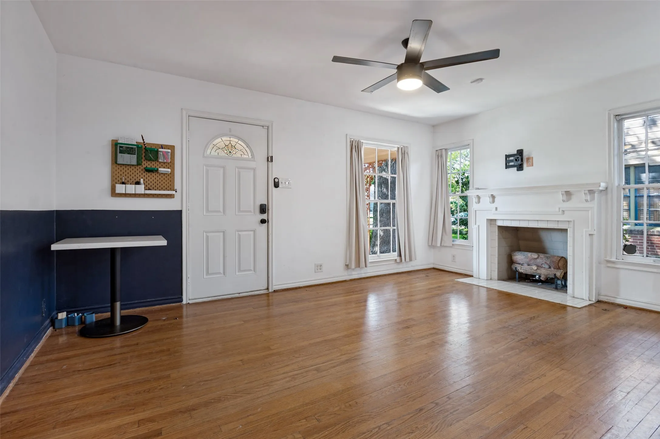 Single Family Residence For Rent in Dallas County , 2219 Carnes Street, Dallas, Texas 75208, 3 Bedroom, 2 Bathroom, 2 Garage spaces, 1,392 Sqft, built in 1940, mls#21392089, Real Estate Agent in Dallas, Homes For Rent in Dallas county, Homes For Rent in Dallas, Realtor in Dallas Texas, Real Estate Brokerage Independent Realty Texas, Luminita Cordes Realtor