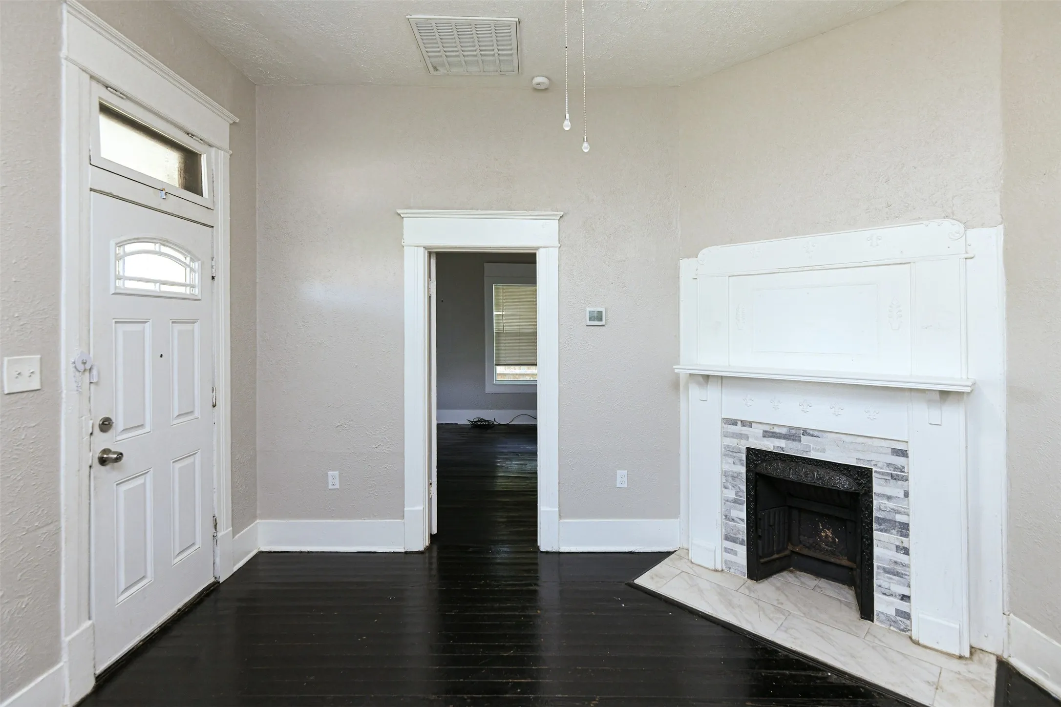 Duplex For Rent in Tarrant County , 1513 South Freeway, Fort Worth, Texas 76104, 1 Bedroom, 1 Bathroom, Garage spaces, 456 Sqft, built in 1918, mls#21398657, Real Estate Agent in Fort Worth, Homes For Rent in Tarrant county, Homes For Rent in Fort Worth, Realtor in Fort Worth Texas, Real Estate Brokerage Independent Realty Texas, Luminita Cordes Realtor