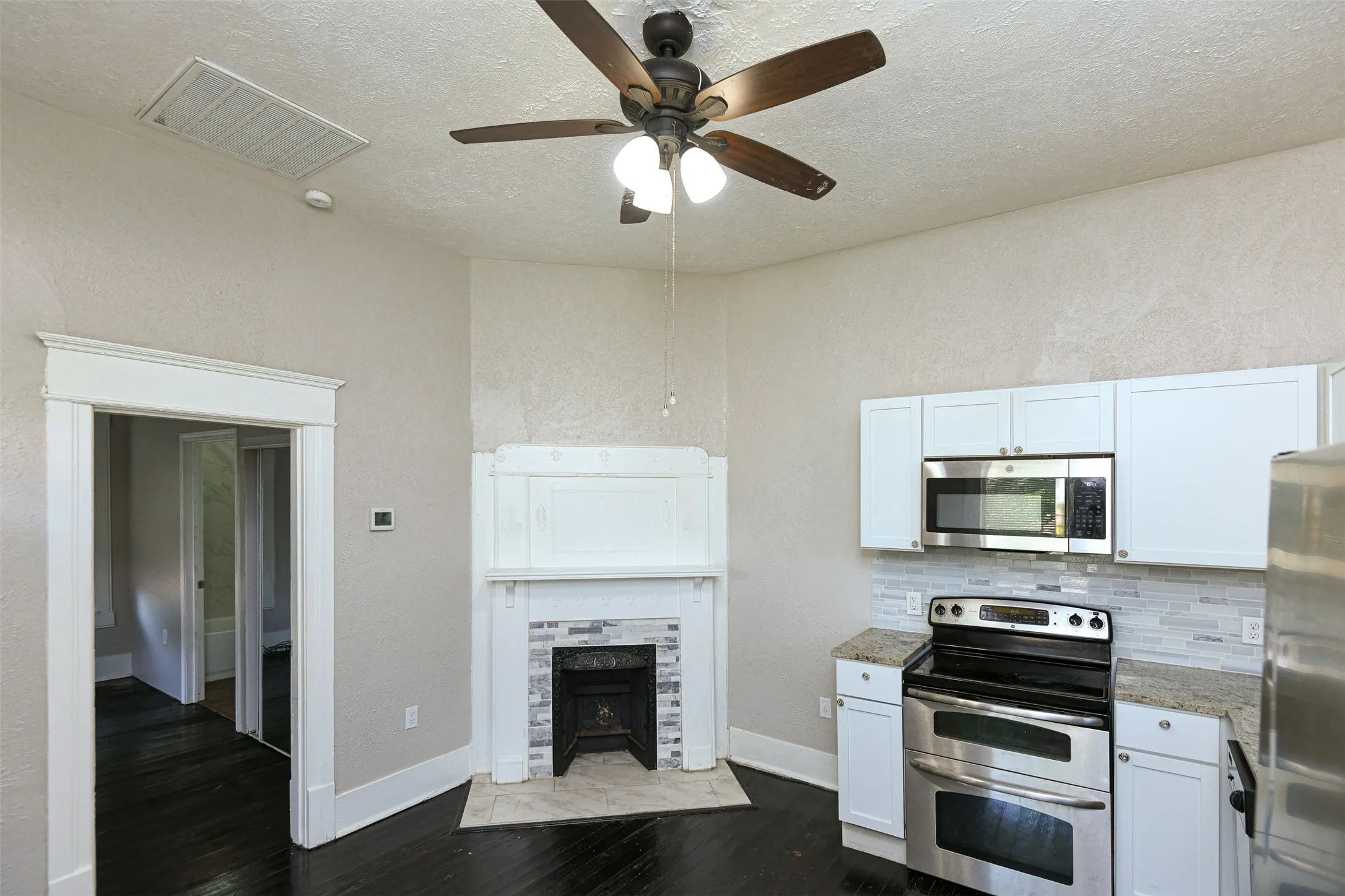 Duplex For Rent in Tarrant County , 1513 South Freeway, Fort Worth, Texas 76104, 1 Bedroom, 1 Bathroom, Garage spaces, 456 Sqft, built in 1918, mls#21398657, Real Estate Agent in Fort Worth, Homes For Rent in Tarrant county, Homes For Rent in Fort Worth, Realtor in Fort Worth Texas, Real Estate Brokerage Independent Realty Texas, Luminita Cordes Realtor