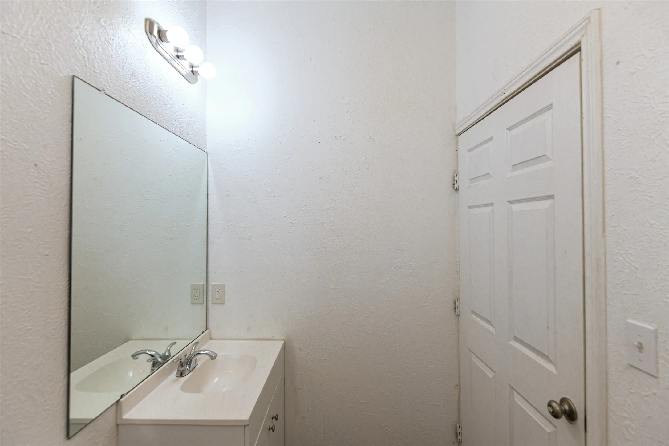 Duplex For Rent in Tarrant County , 1513 South Freeway, Fort Worth, Texas 76104, 1 Bedroom, 1 Bathroom, Garage spaces, 456 Sqft, built in 1918, mls#21398657, Real Estate Agent in Fort Worth, Homes For Rent in Tarrant county, Homes For Rent in Fort Worth, Realtor in Fort Worth Texas, Real Estate Brokerage Independent Realty Texas, Luminita Cordes Realtor