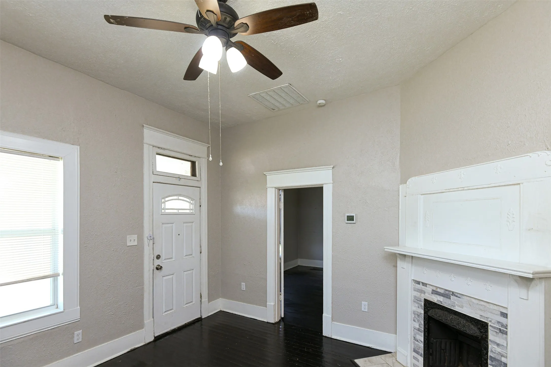 Duplex For Rent in Tarrant County , 1513 South Freeway, Fort Worth, Texas 76104, 1 Bedroom, 1 Bathroom, Garage spaces, 456 Sqft, built in 1918, mls#21398657, Real Estate Agent in Fort Worth, Homes For Rent in Tarrant county, Homes For Rent in Fort Worth, Realtor in Fort Worth Texas, Real Estate Brokerage Independent Realty Texas, Luminita Cordes Realtor