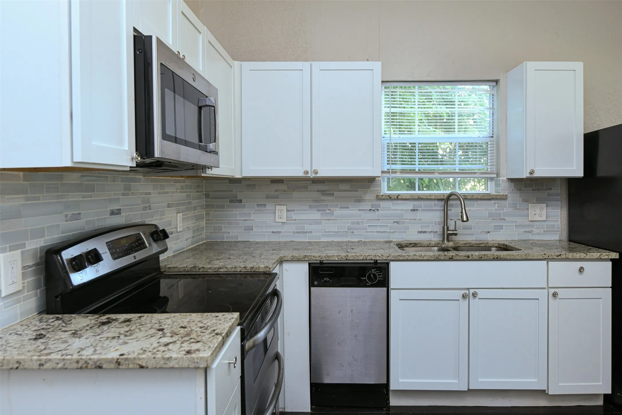 Duplex For Rent in Tarrant County , 1513 South Freeway, Fort Worth, Texas 76104, 1 Bedroom, 1 Bathroom, Garage spaces, 456 Sqft, built in 1918, mls#21398657, Real Estate Agent in Fort Worth, Homes For Rent in Tarrant county, Homes For Rent in Fort Worth, Realtor in Fort Worth Texas, Real Estate Brokerage Independent Realty Texas, Luminita Cordes Realtor