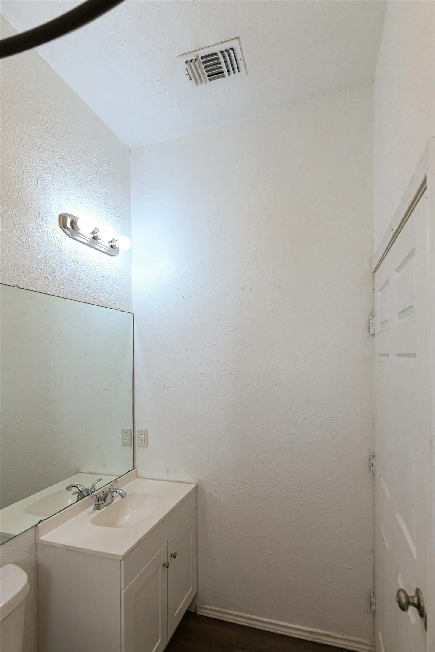 Duplex For Rent in Tarrant County , 1513 South Freeway, Fort Worth, Texas 76104, 1 Bedroom, 1 Bathroom, Garage spaces, 456 Sqft, built in 1918, mls#21398657, Real Estate Agent in Fort Worth, Homes For Rent in Tarrant county, Homes For Rent in Fort Worth, Realtor in Fort Worth Texas, Real Estate Brokerage Independent Realty Texas, Luminita Cordes Realtor