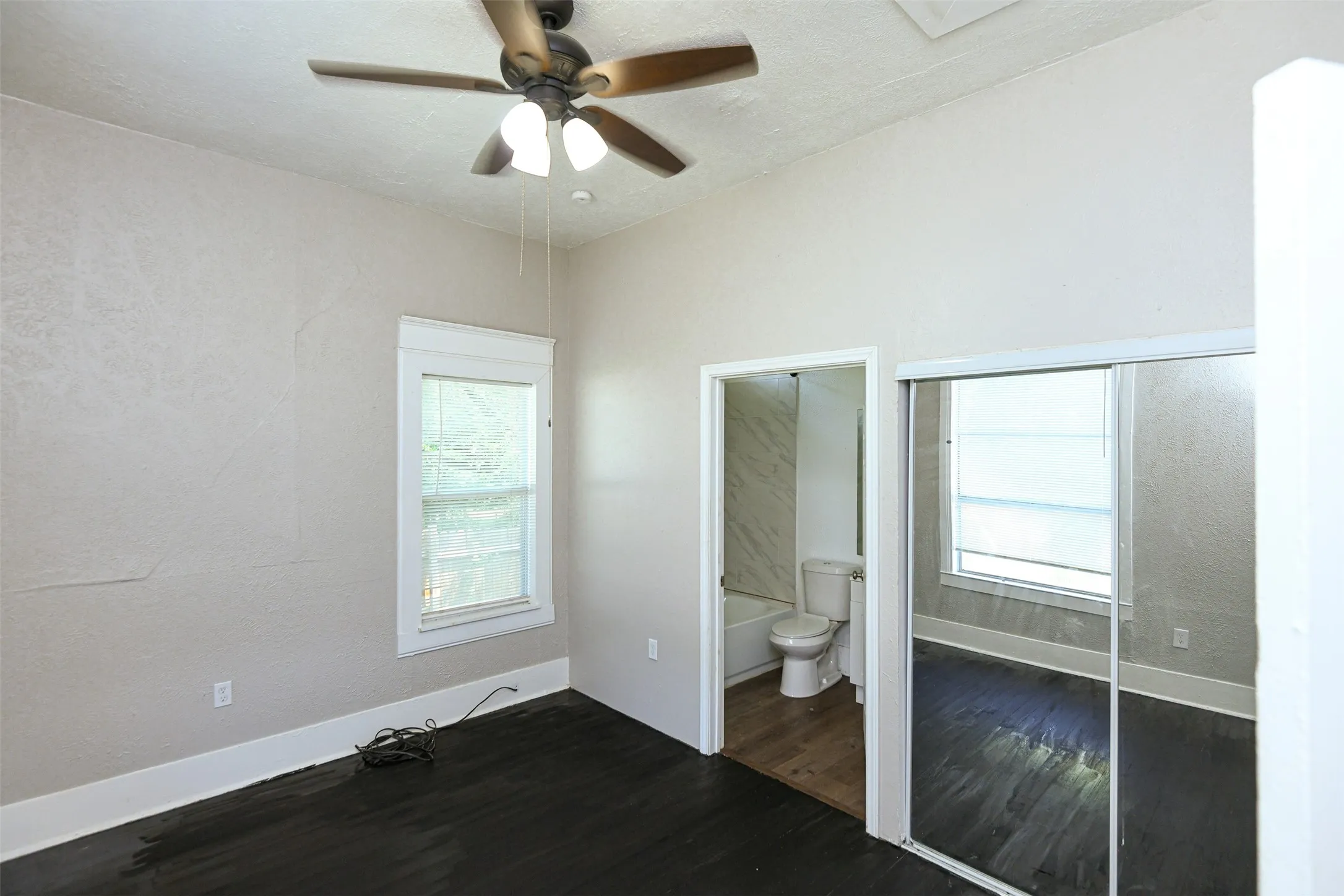 Duplex For Rent in Tarrant County , 1513 South Freeway, Fort Worth, Texas 76104, 1 Bedroom, 1 Bathroom, Garage spaces, 456 Sqft, built in 1918, mls#21398657, Real Estate Agent in Fort Worth, Homes For Rent in Tarrant county, Homes For Rent in Fort Worth, Realtor in Fort Worth Texas, Real Estate Brokerage Independent Realty Texas, Luminita Cordes Realtor