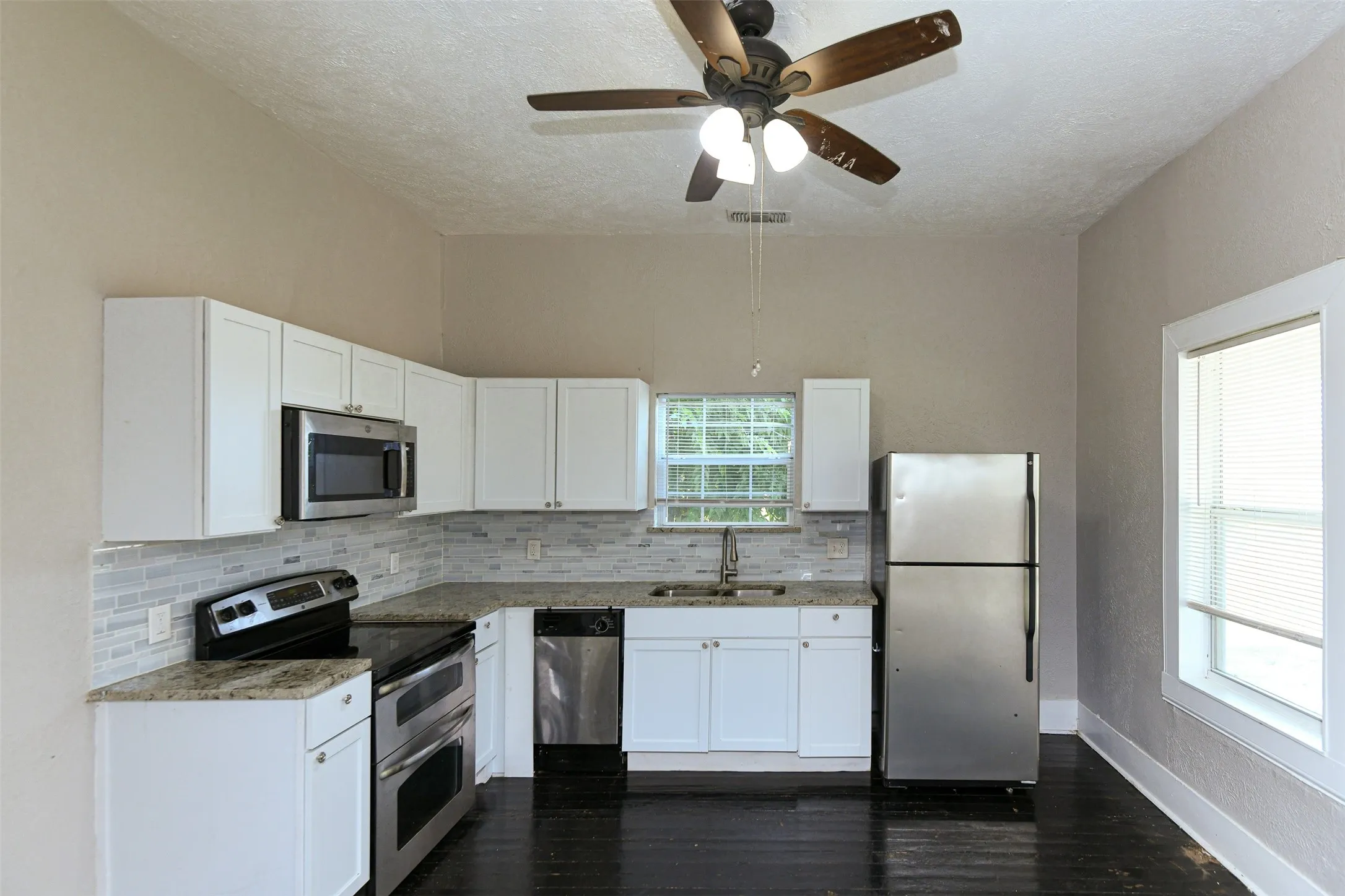 Duplex For Rent in Tarrant County , 1513 South Freeway, Fort Worth, Texas 76104, 1 Bedroom, 1 Bathroom, Garage spaces, 456 Sqft, built in 1918, mls#21398657, Real Estate Agent in Fort Worth, Homes For Rent in Tarrant county, Homes For Rent in Fort Worth, Realtor in Fort Worth Texas, Real Estate Brokerage Independent Realty Texas, Luminita Cordes Realtor