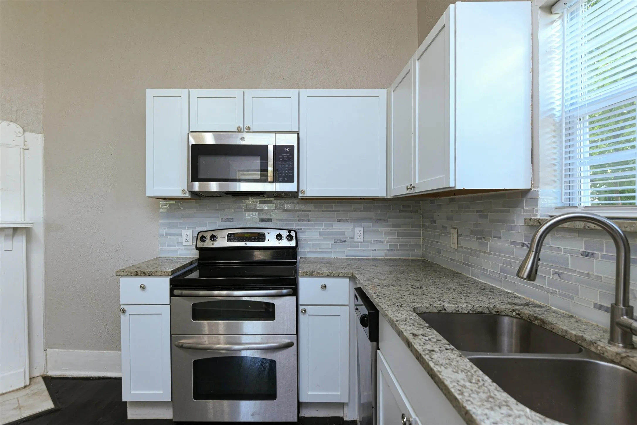 Duplex For Rent in Tarrant County , 1513 South Freeway, Fort Worth, Texas 76104, 1 Bedroom, 1 Bathroom, Garage spaces, 456 Sqft, built in 1918, mls#21398657, Real Estate Agent in Fort Worth, Homes For Rent in Tarrant county, Homes For Rent in Fort Worth, Realtor in Fort Worth Texas, Real Estate Brokerage Independent Realty Texas, Luminita Cordes Realtor