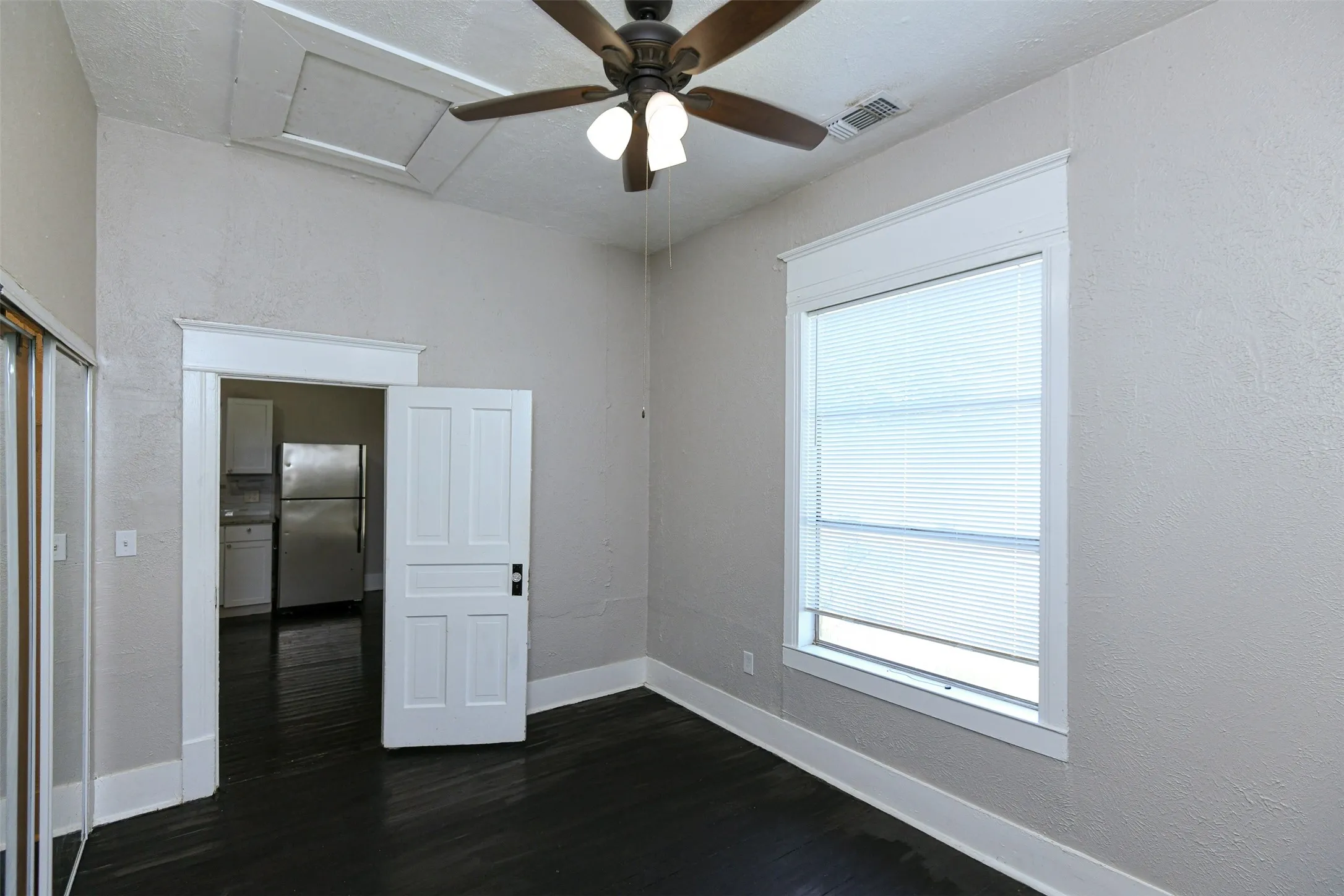 Duplex For Rent in Tarrant County , 1513 South Freeway, Fort Worth, Texas 76104, 1 Bedroom, 1 Bathroom, Garage spaces, 456 Sqft, built in 1918, mls#21398657, Real Estate Agent in Fort Worth, Homes For Rent in Tarrant county, Homes For Rent in Fort Worth, Realtor in Fort Worth Texas, Real Estate Brokerage Independent Realty Texas, Luminita Cordes Realtor