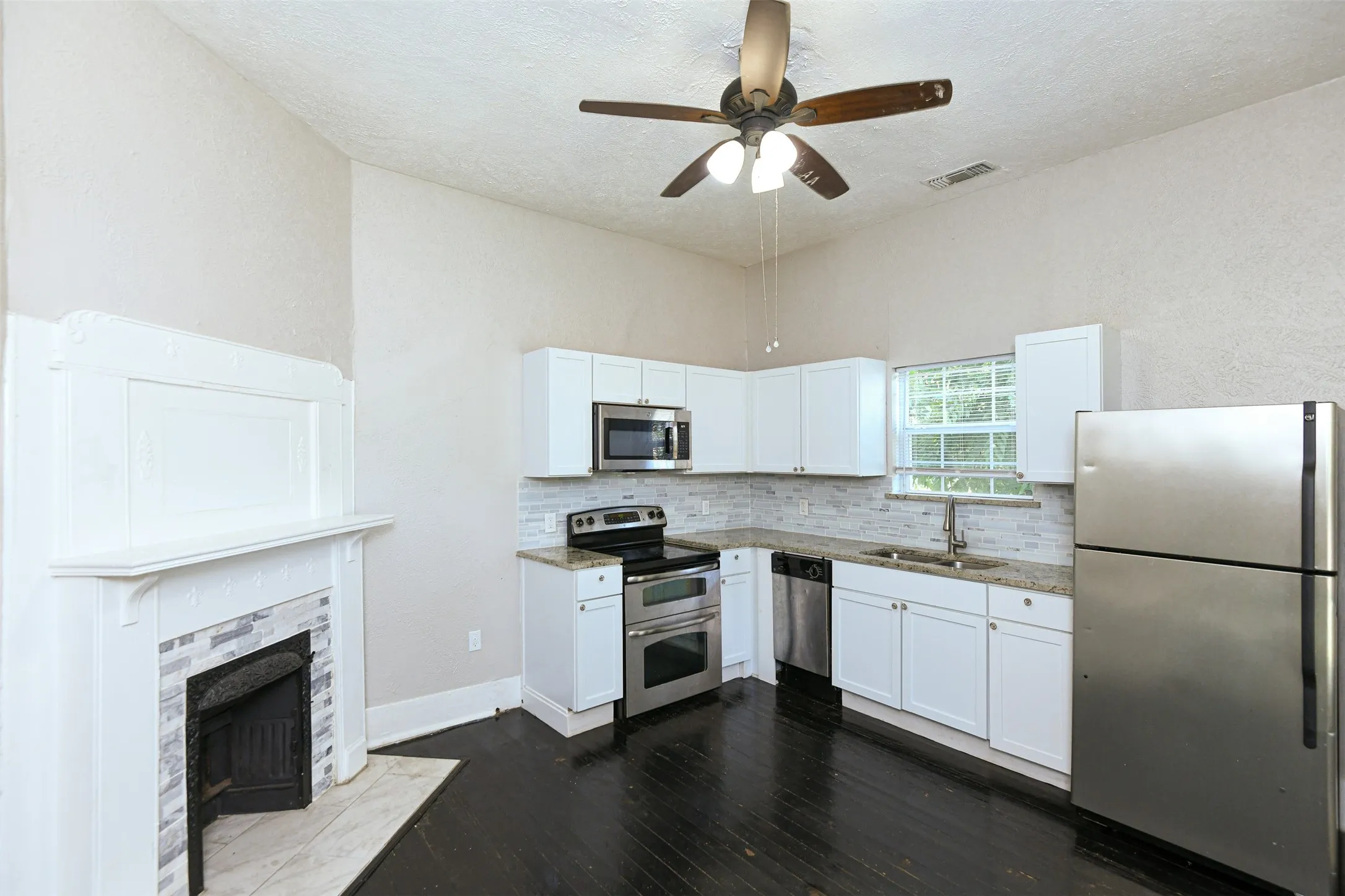 Duplex For Rent in Tarrant County , 1513 South Freeway, Fort Worth, Texas 76104, 1 Bedroom, 1 Bathroom, Garage spaces, 456 Sqft, built in 1918, mls#21398657, Real Estate Agent in Fort Worth, Homes For Rent in Tarrant county, Homes For Rent in Fort Worth, Realtor in Fort Worth Texas, Real Estate Brokerage Independent Realty Texas, Luminita Cordes Realtor