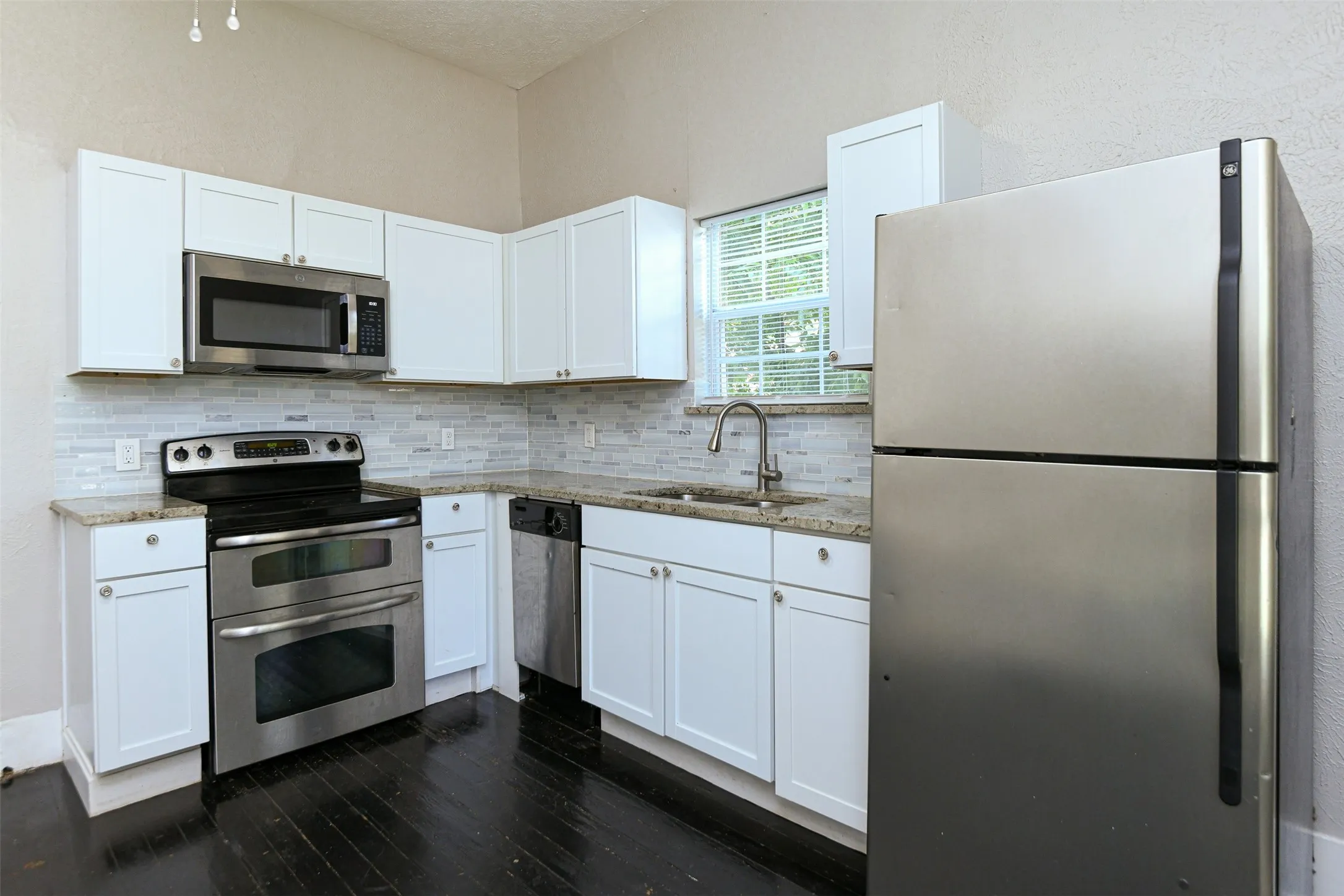 Duplex For Rent in Tarrant County , 1513 South Freeway, Fort Worth, Texas 76104, 1 Bedroom, 1 Bathroom, Garage spaces, 456 Sqft, built in 1918, mls#21398657, Real Estate Agent in Fort Worth, Homes For Rent in Tarrant county, Homes For Rent in Fort Worth, Realtor in Fort Worth Texas, Real Estate Brokerage Independent Realty Texas, Luminita Cordes Realtor