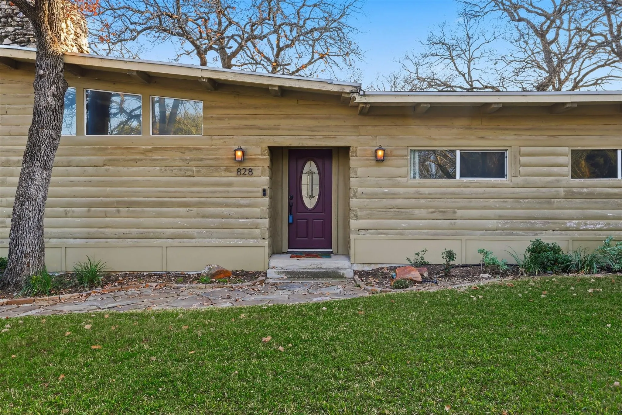 Single Family Residence For Sale in Denton County , 828 Highland Village Road, Highland Village, Texas 75077, 3 Bedroom, 4 Bathroom, 1 Garage spaces, 2,447 Sqft, built in 1973, mls#21398793, Real Estate Agent in Highland Village, Homes For Sale in Denton county, Homes For Sale in Highland Village, Realtor in Highland Village Texas, Real Estate Brokerage Independent Realty Texas, Luminita Cordes Realtor