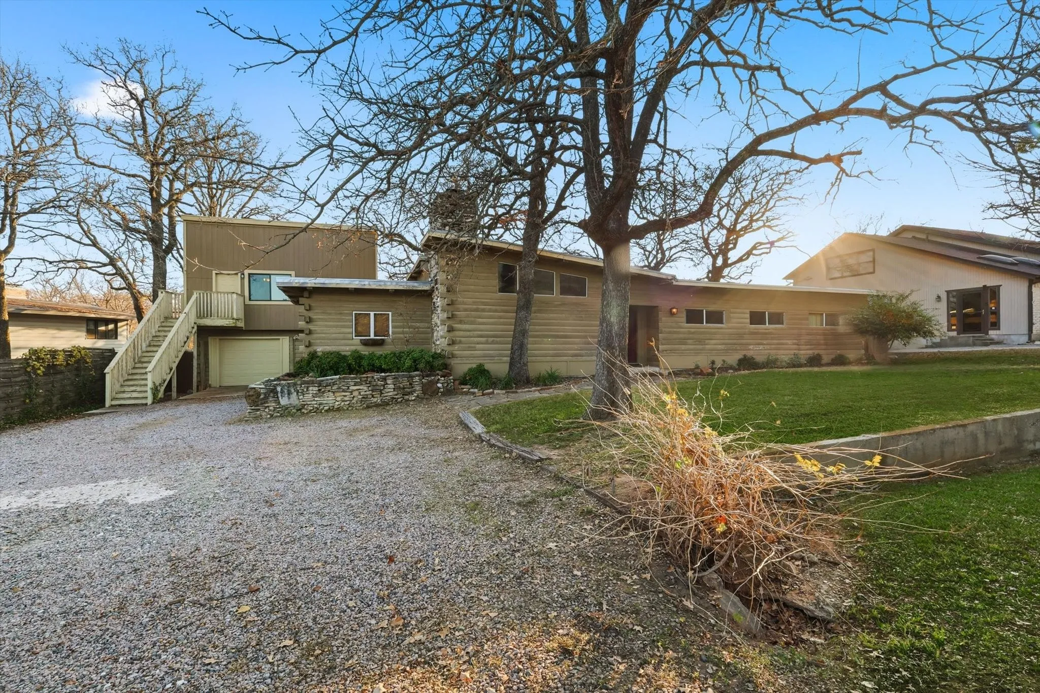 Single Family Residence For Sale in Denton County , 828 Highland Village Road, Highland Village, Texas 75077, 3 Bedroom, 4 Bathroom, 1 Garage spaces, 2,447 Sqft, built in 1973, mls#21398793, Real Estate Agent in Highland Village, Homes For Sale in Denton county, Homes For Sale in Highland Village, Realtor in Highland Village Texas, Real Estate Brokerage Independent Realty Texas, Luminita Cordes Realtor