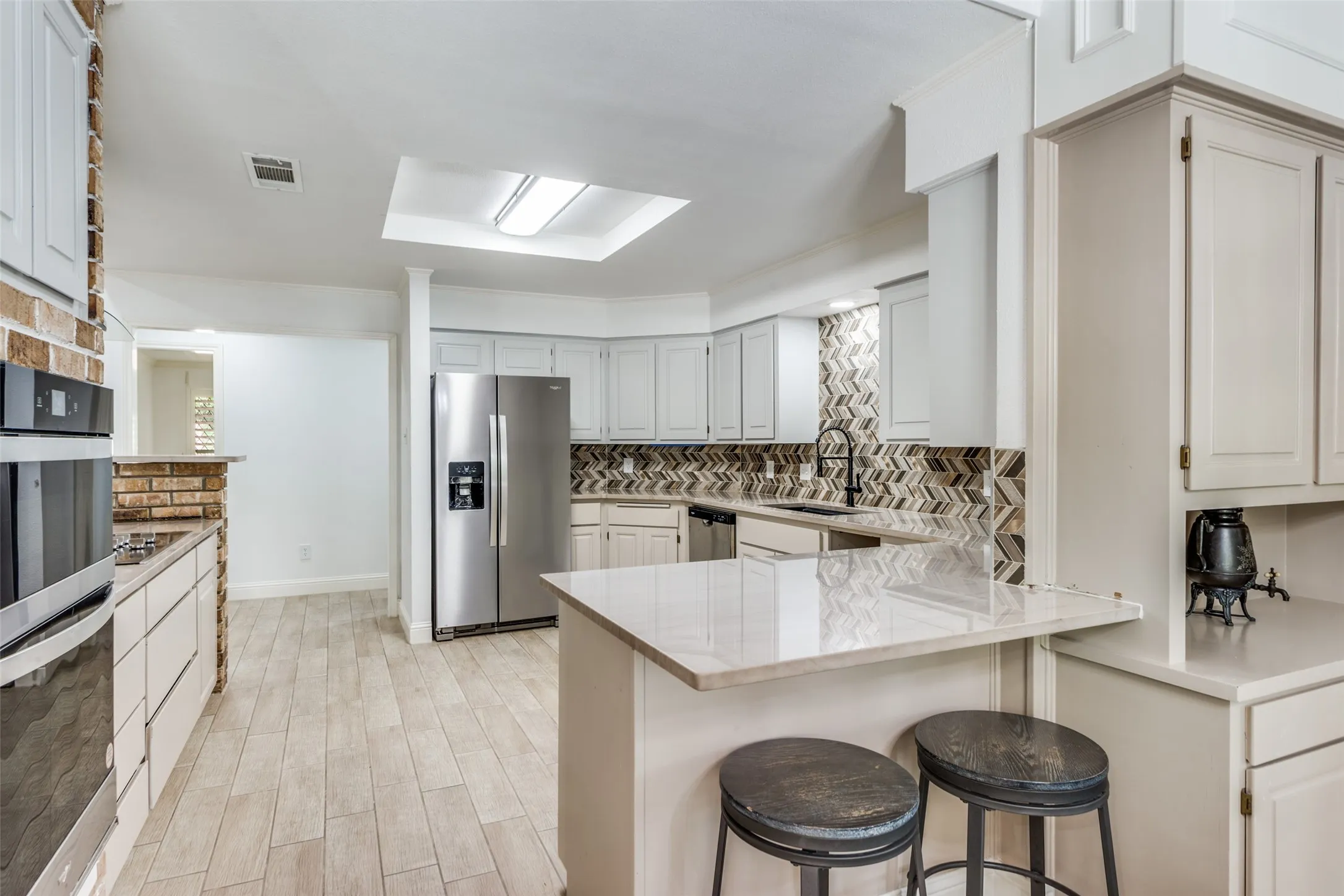 Single Family Residence For Rent in Tarrant County , 11905 Blue Creek Drive, Fort Worth, Texas 76008, 4 Bedroom, 4 Bathroom, 2 Garage spaces, 3,404 Sqft, built in 1984, mls#21398227, Real Estate Agent in Fort Worth, Homes For Rent in Tarrant county, Homes For Rent in Fort Worth, Realtor in Fort Worth Texas, Real Estate Brokerage Independent Realty Texas, Luminita Cordes Realtor